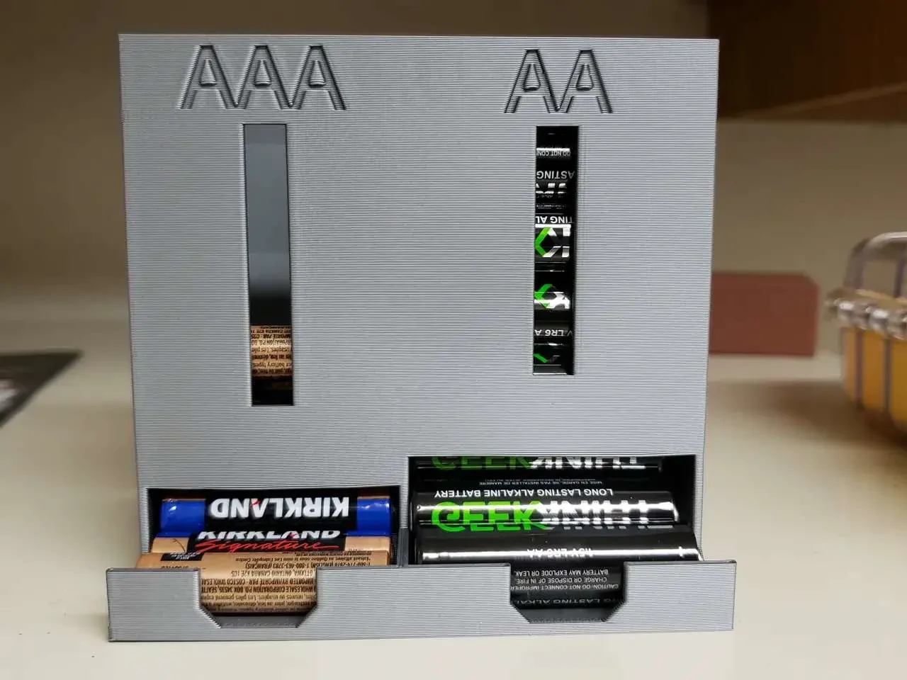 Bronvoorbeeld van het 3D-model AA and AAA battery holder door Samlai