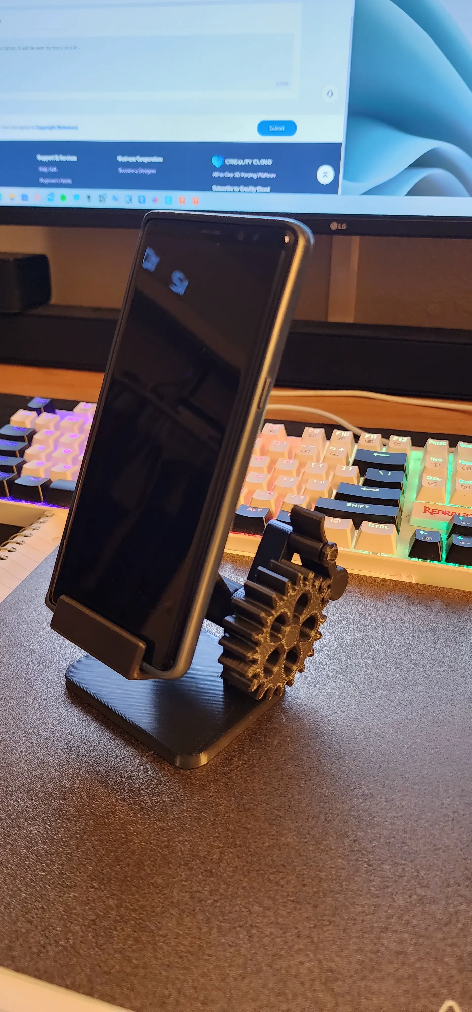 Bronvoorbeeld van het 3D-model Adjustable Phone Holder door RIKKI