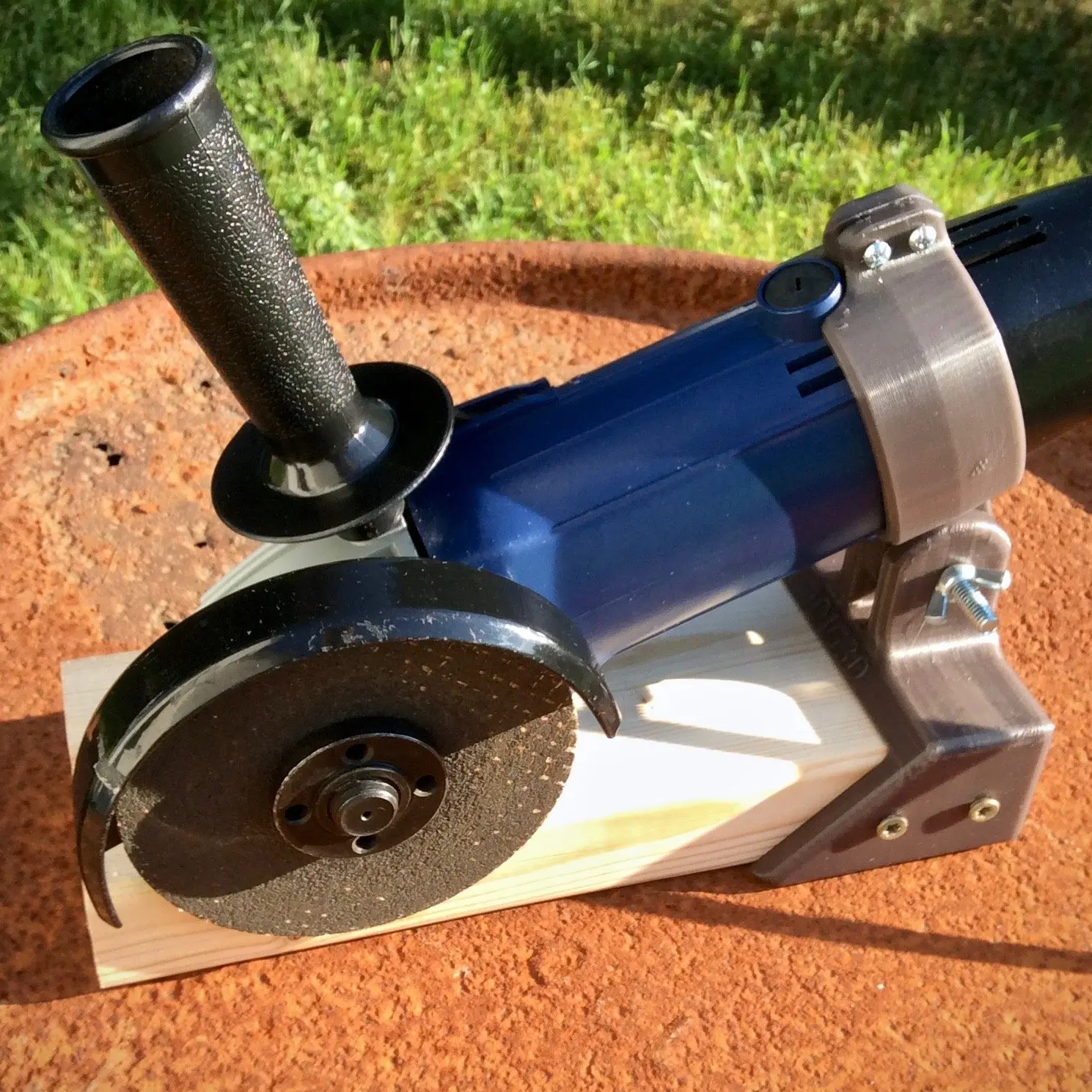Bronvoorbeeld van het 3D-model Angle Grinder Stand door Diego Fogaca