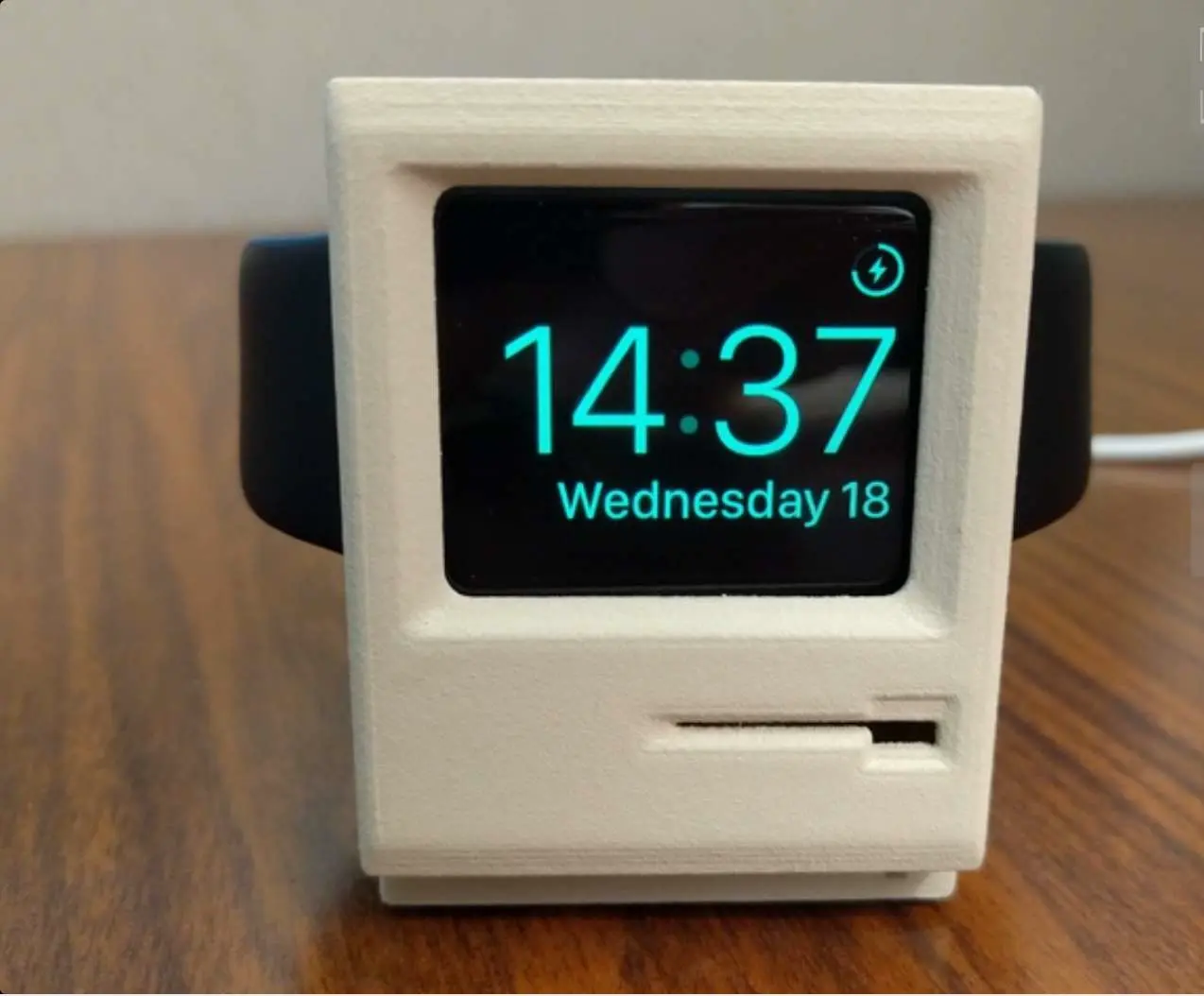 Bronvoorbeeld van het 3D-model Apple Watch Macintosh Retro Charging Dock door Section8Technology
