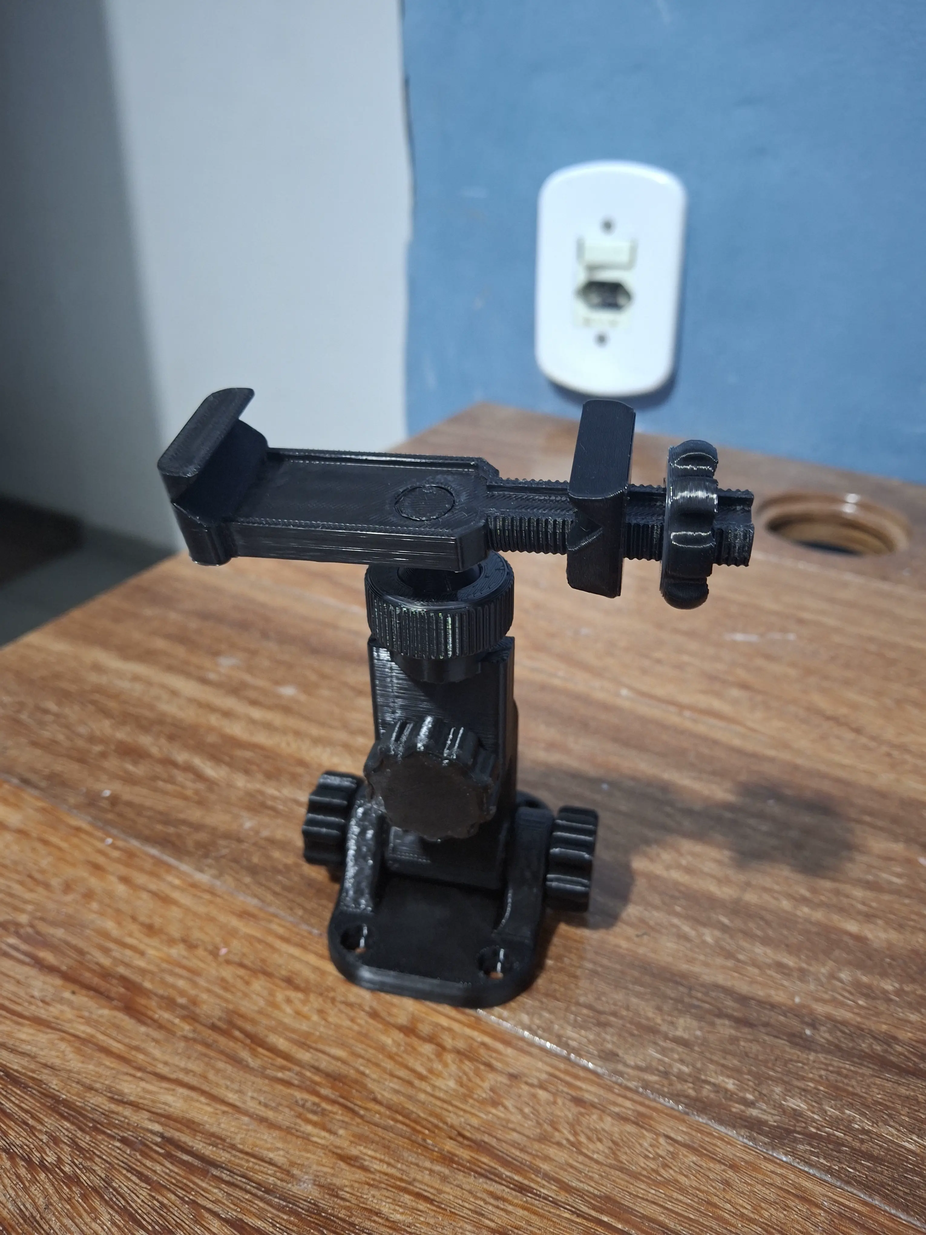 Bronvoorbeeld van het 3D-model Articulated phone holder door IgorMeloBr