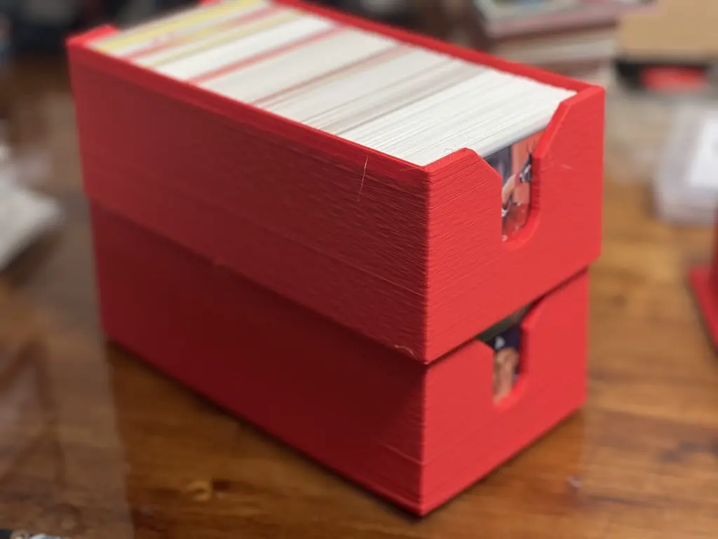 Bronvoorbeeld van het 3D-model Baseball Card Rack door BubsBuilds