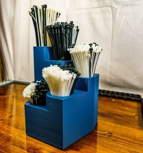 Bronvoorbeeld van het 3D-model Benchtop Zip Tie Holder door BubsBuilds