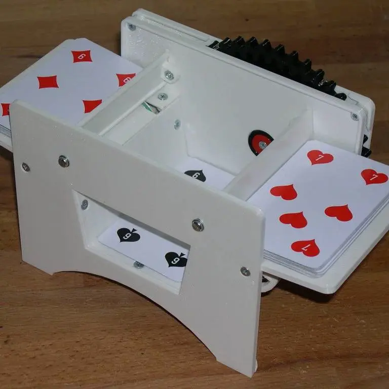 Bronvoorbeeld van het 3D-model Card Shuffler door DIYkid