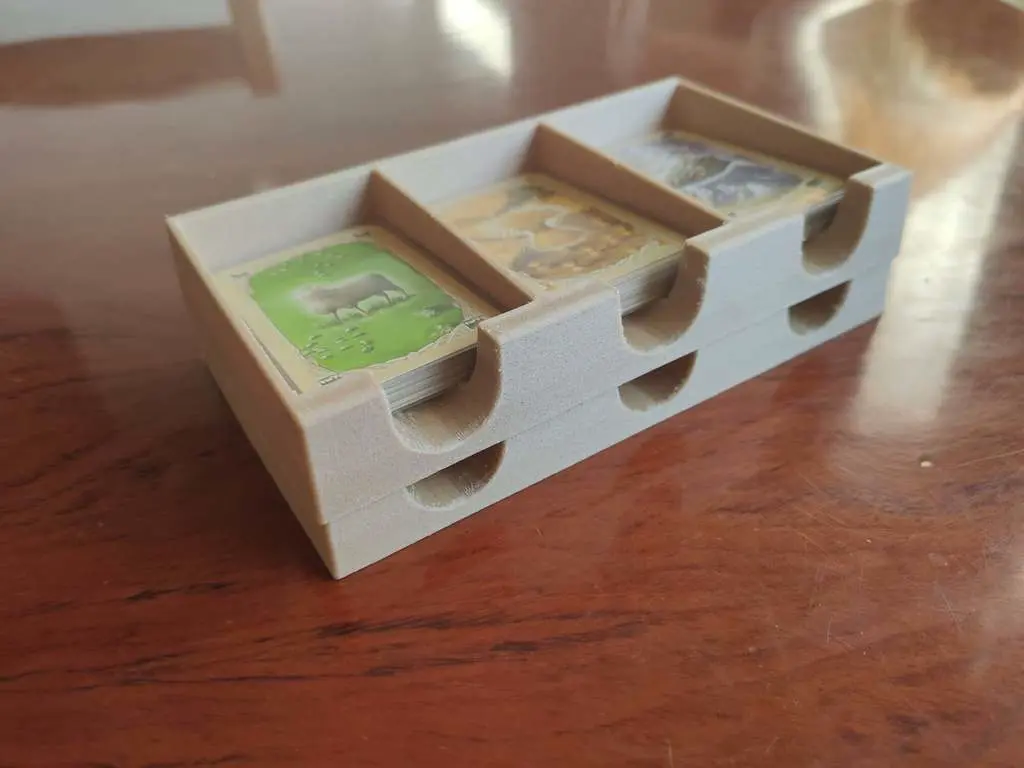 Bronvoorbeeld van het 3D-model Catan Card Tray (with sleeves) for Insert door Kamil01691