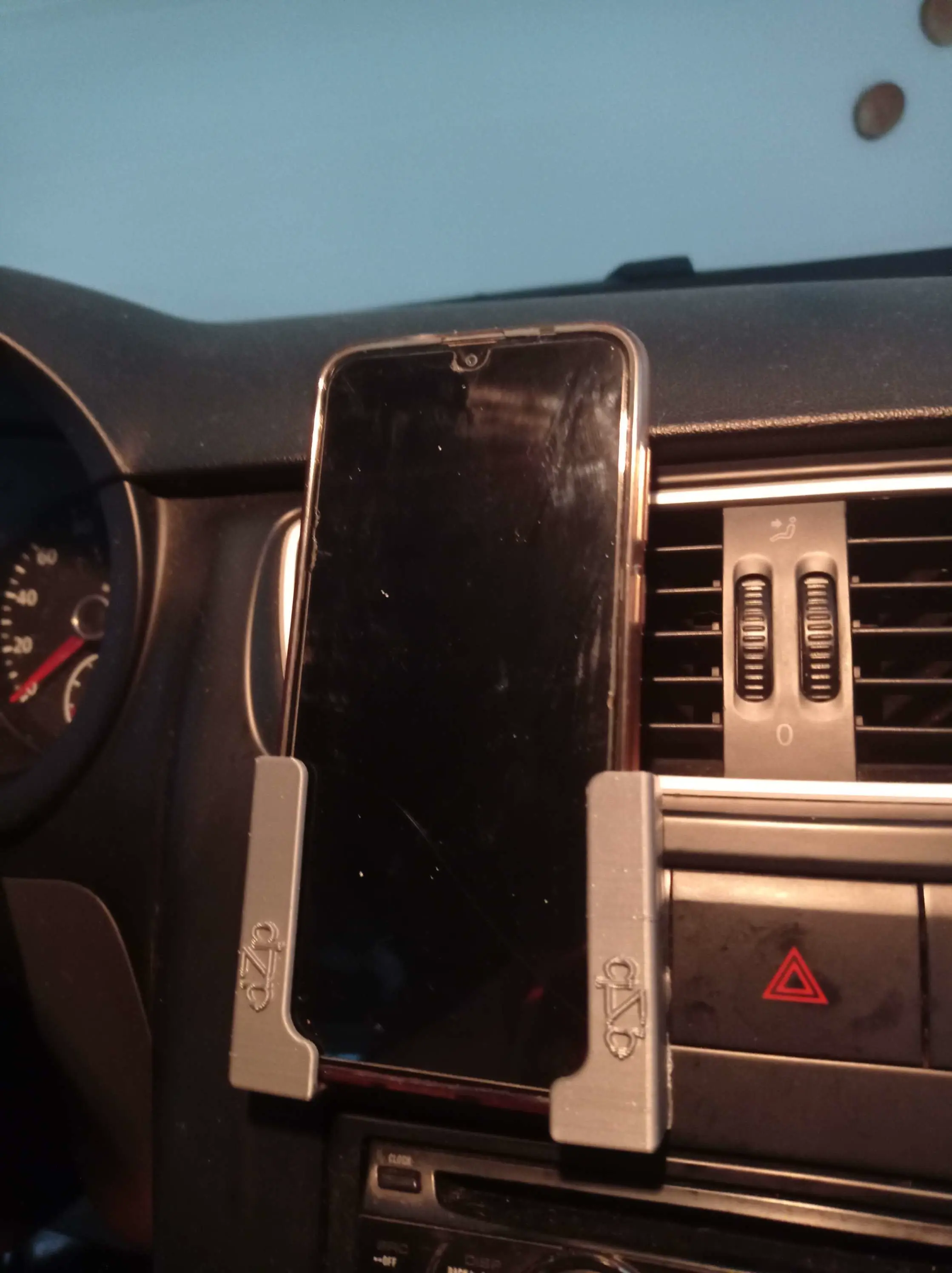 Source preview of the Cel phone holder 3D model by Doni Pereira-Radar