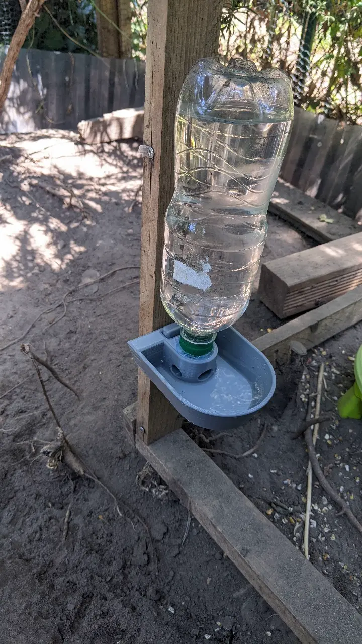 Bronvoorbeeld van het 3D-model Chicken Water Dispenser door Daddy got bawks