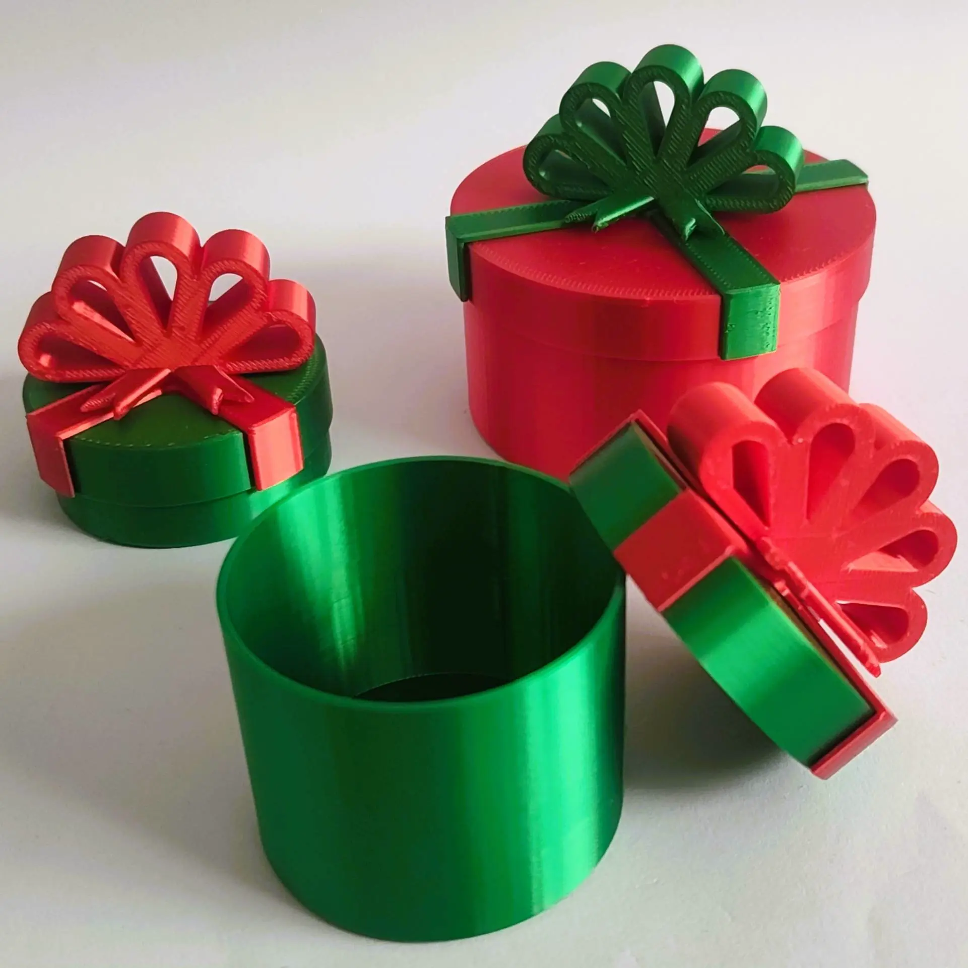 Source preview of the Christmas round gift box 3D model by Jerryie