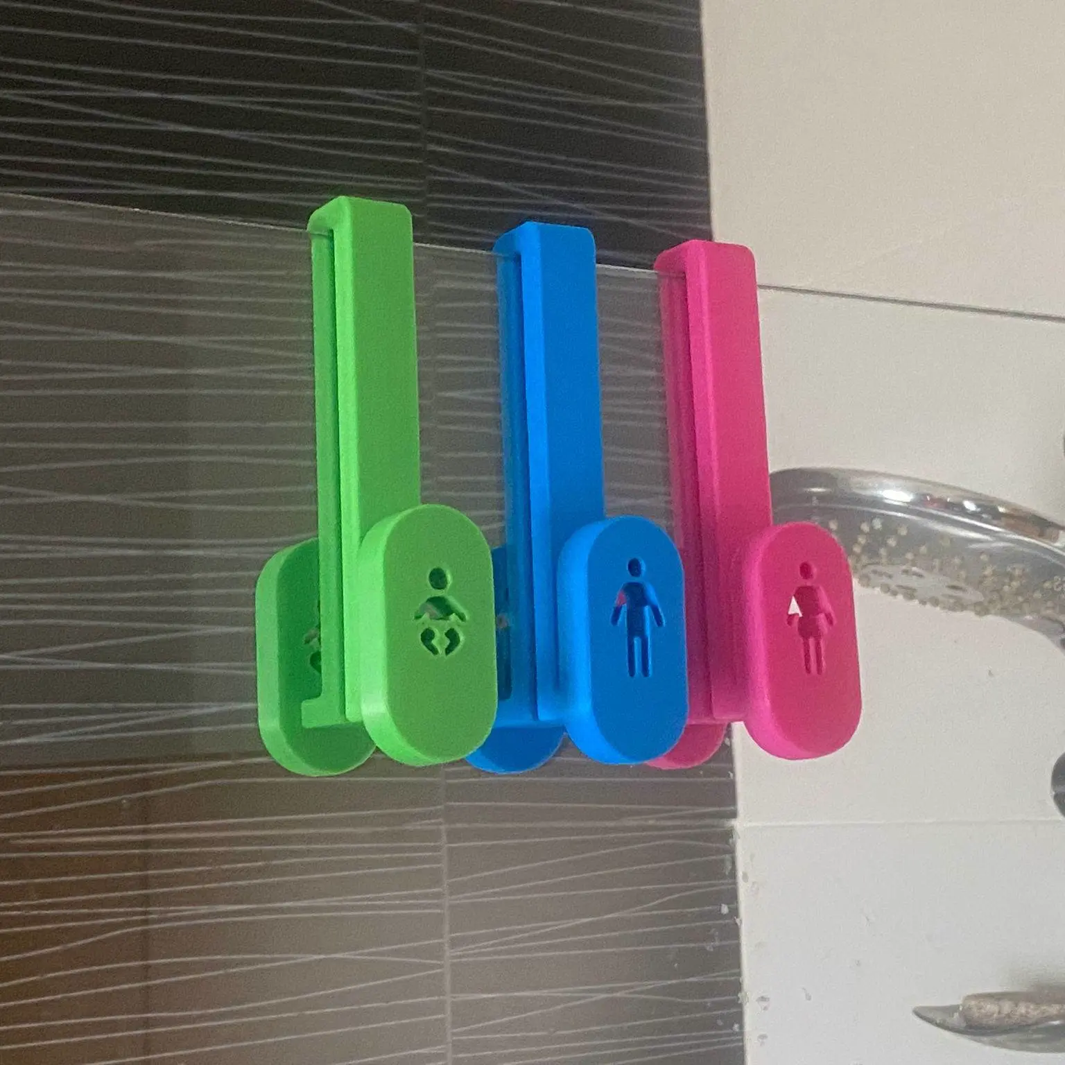Bronvoorbeeld van het 3D-model COLGADOR MAMPARA BAÑO PERSONALIZADO door JUAN PARDO VILARIÑO