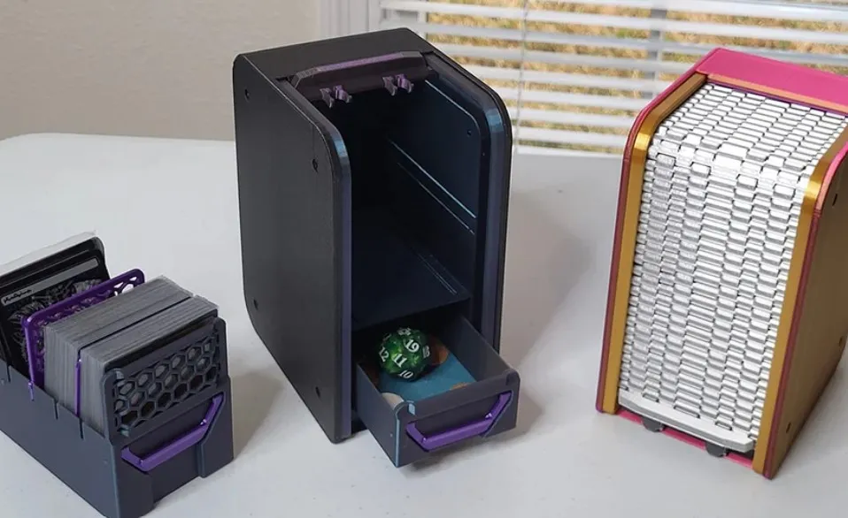 Bronvoorbeeld van het 3D-model Collectible Card Game Box door MrArk