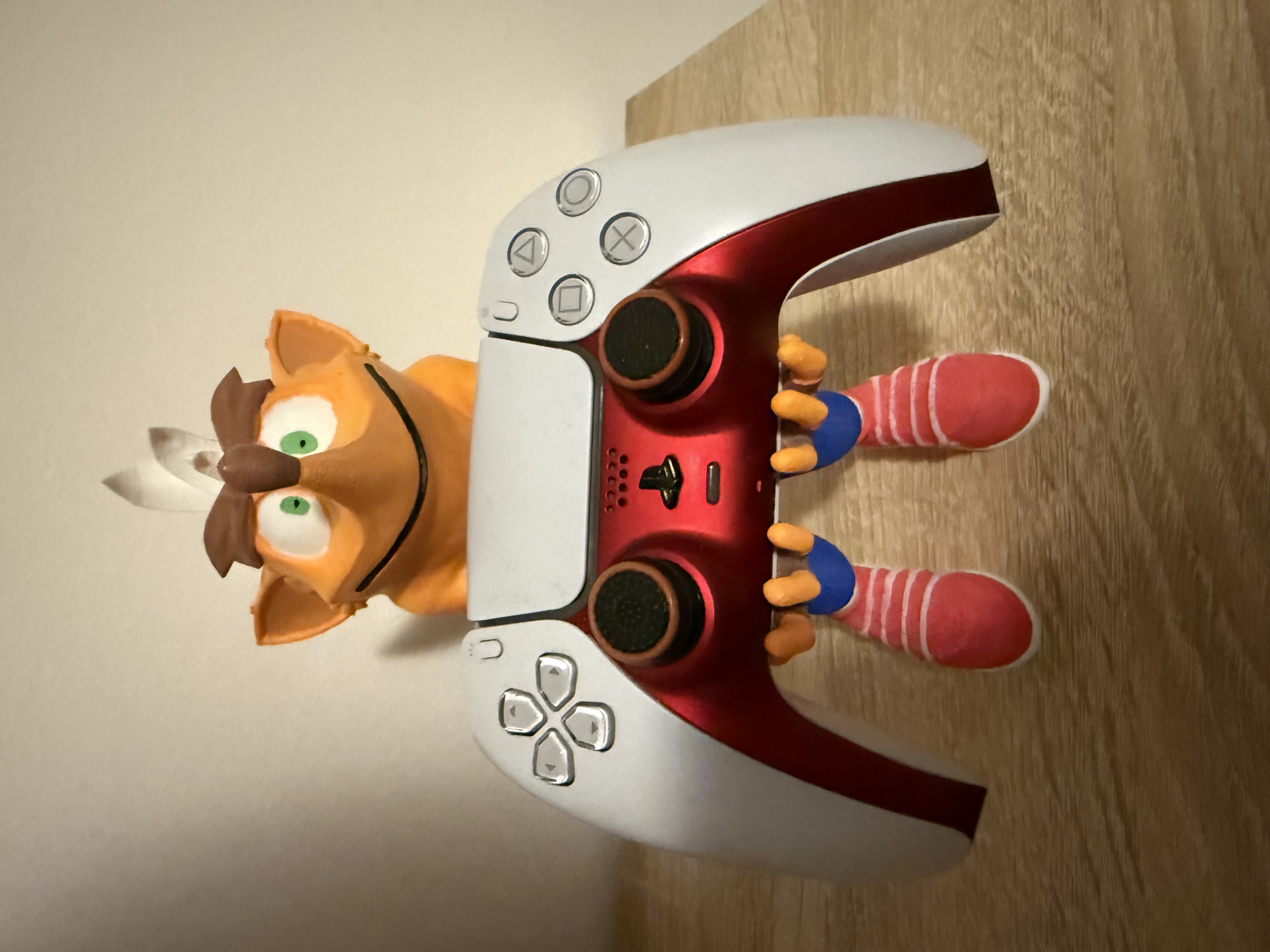 Bronvoorbeeld van het 3D-model Crash Bandicoot Controller Stand door NinjaSpider