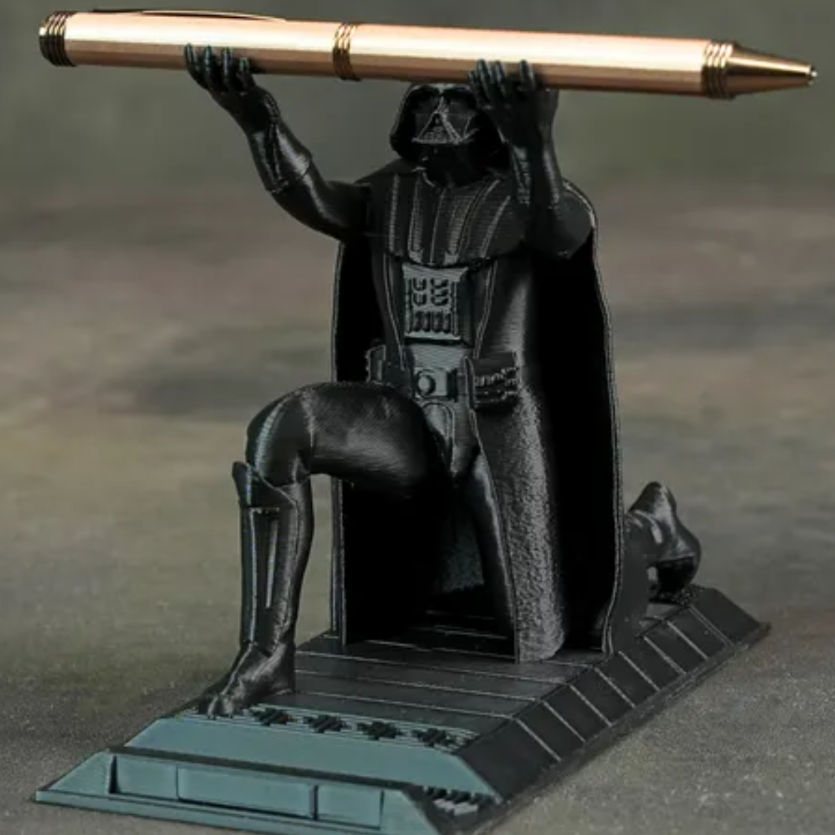 Bronvoorbeeld van het 3D-model Darth Vader Pencil & phone Stand door AmbientShark230