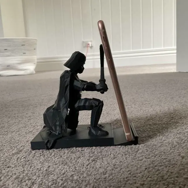 Bronvoorbeeld van het 3D-model Darth Vader Phone Holder door Victor Napolitano