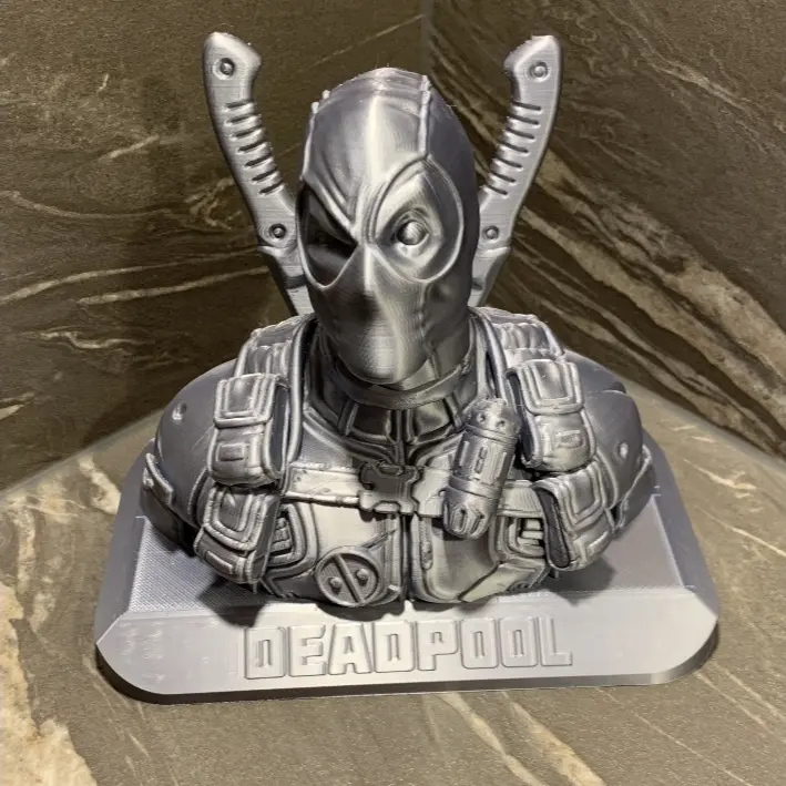 Bronvoorbeeld van het 3D-model Deadpool bust with stand door eric collen