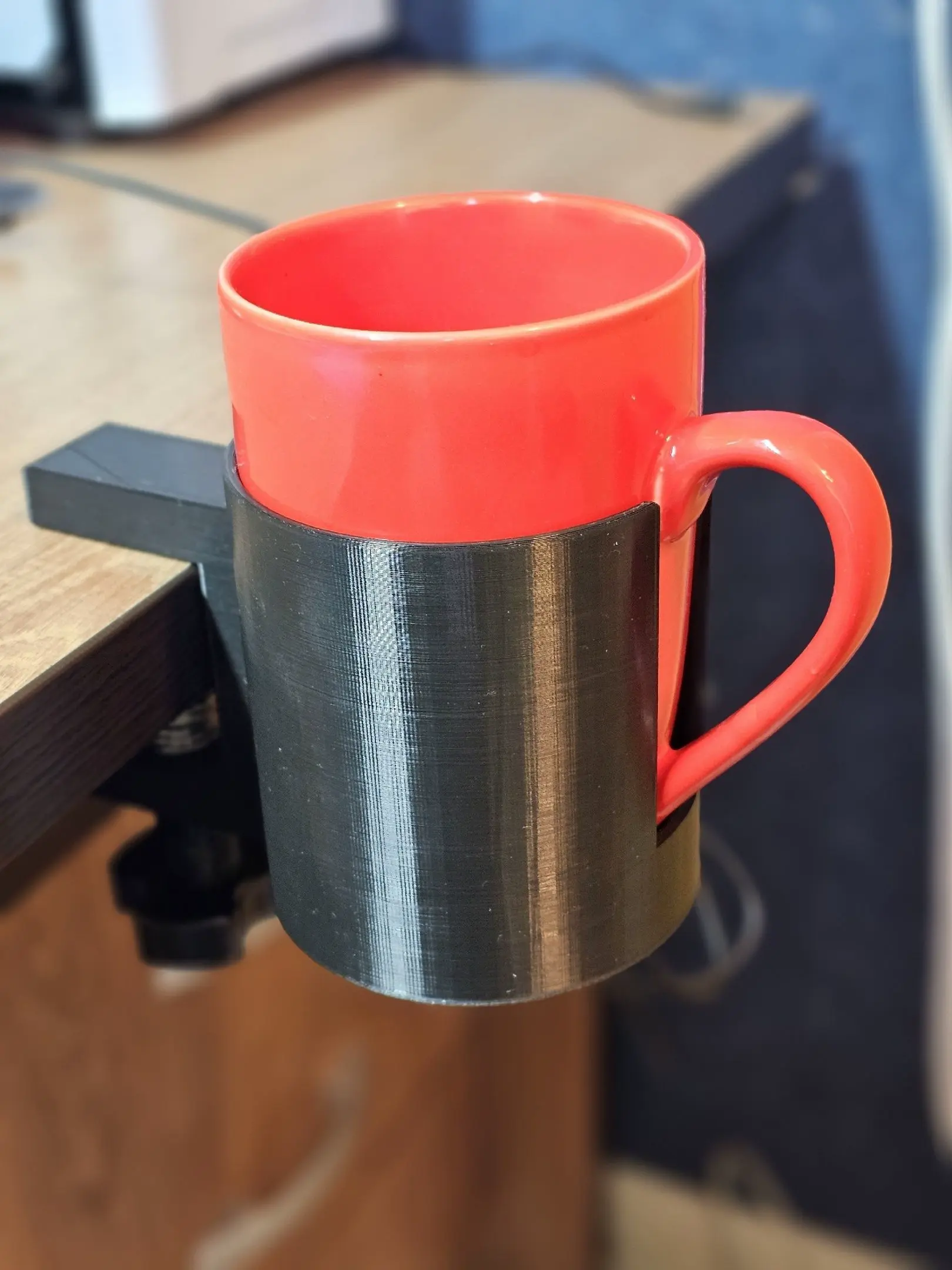 Bronvoorbeeld van het 3D-model Desk Cup Holder, For Computer, Desktop door KUJI 3D