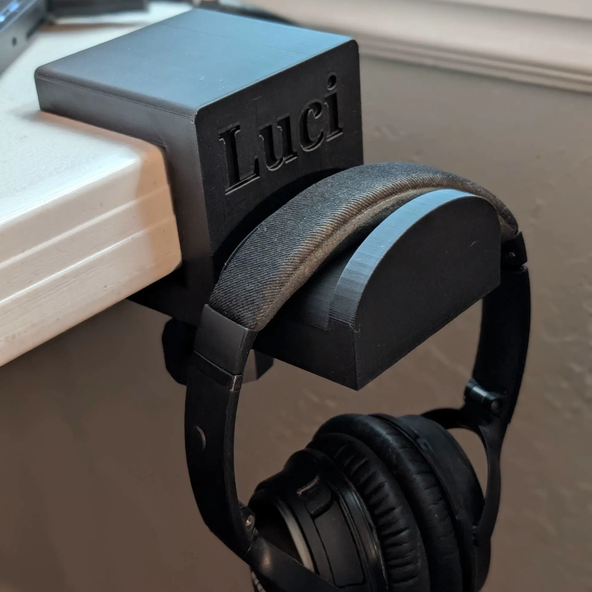 Bronvoorbeeld van het 3D-model Desk Headphones Holder door Paesano