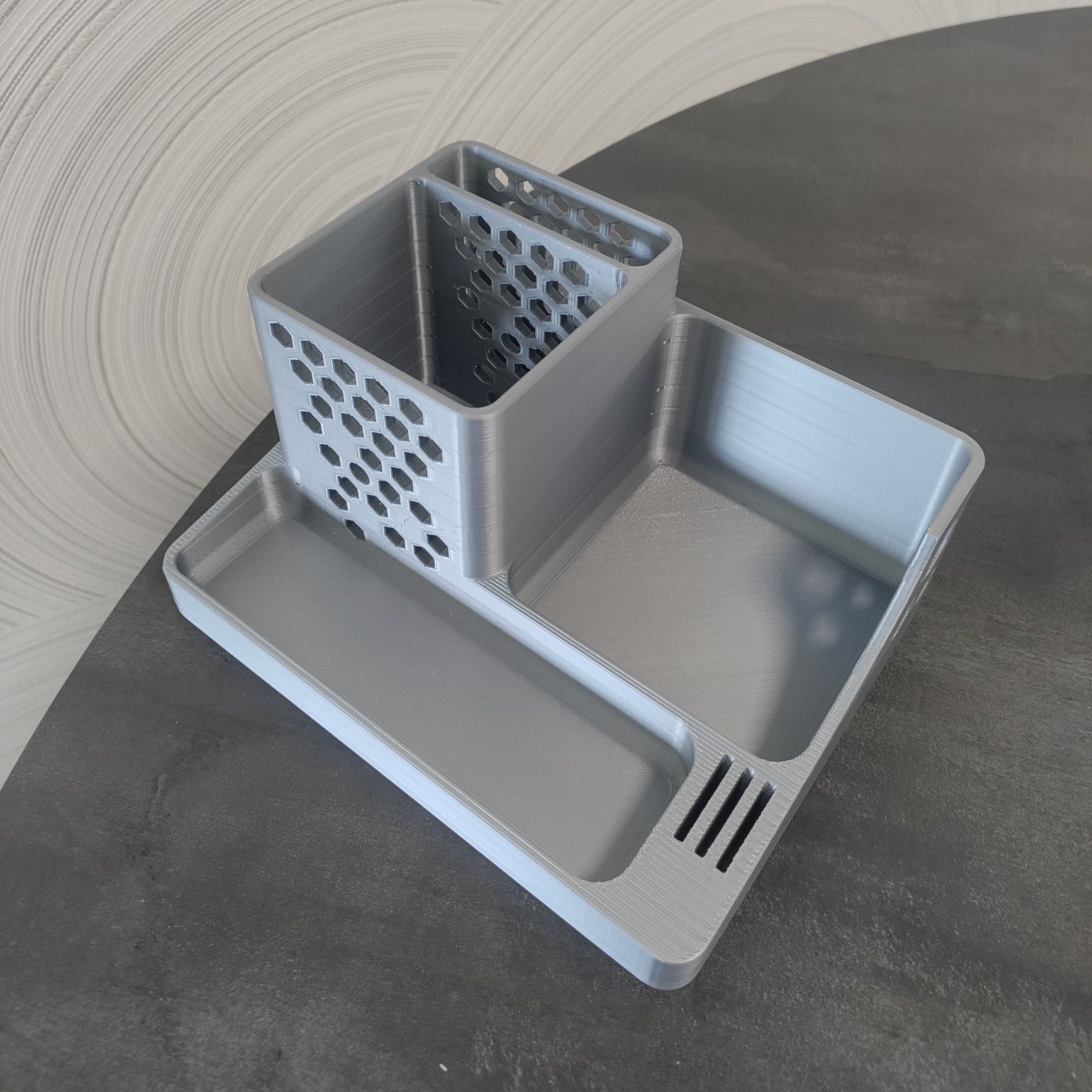 Bronvoorbeeld van het 3D-model Desk organiser door Alexvandamm