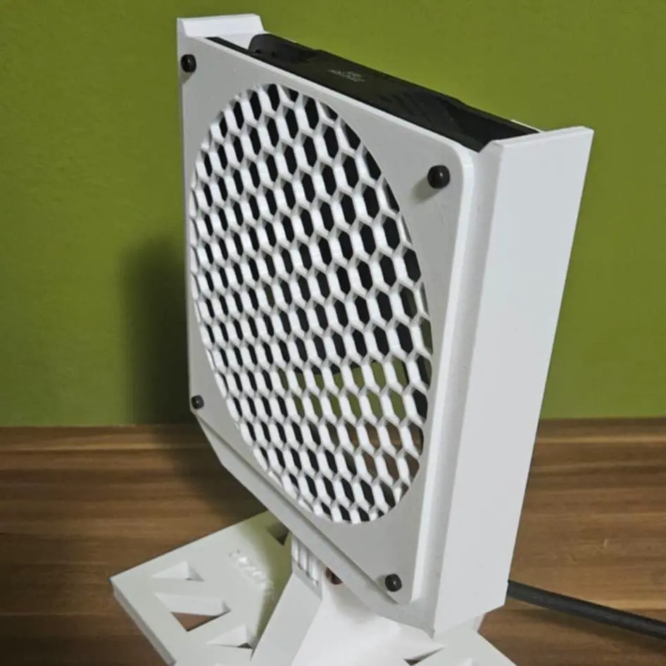 Bronvoorbeeld van het 3D-model desktop adjustable-angle fan  (computer 140mm fan) door DonsterX