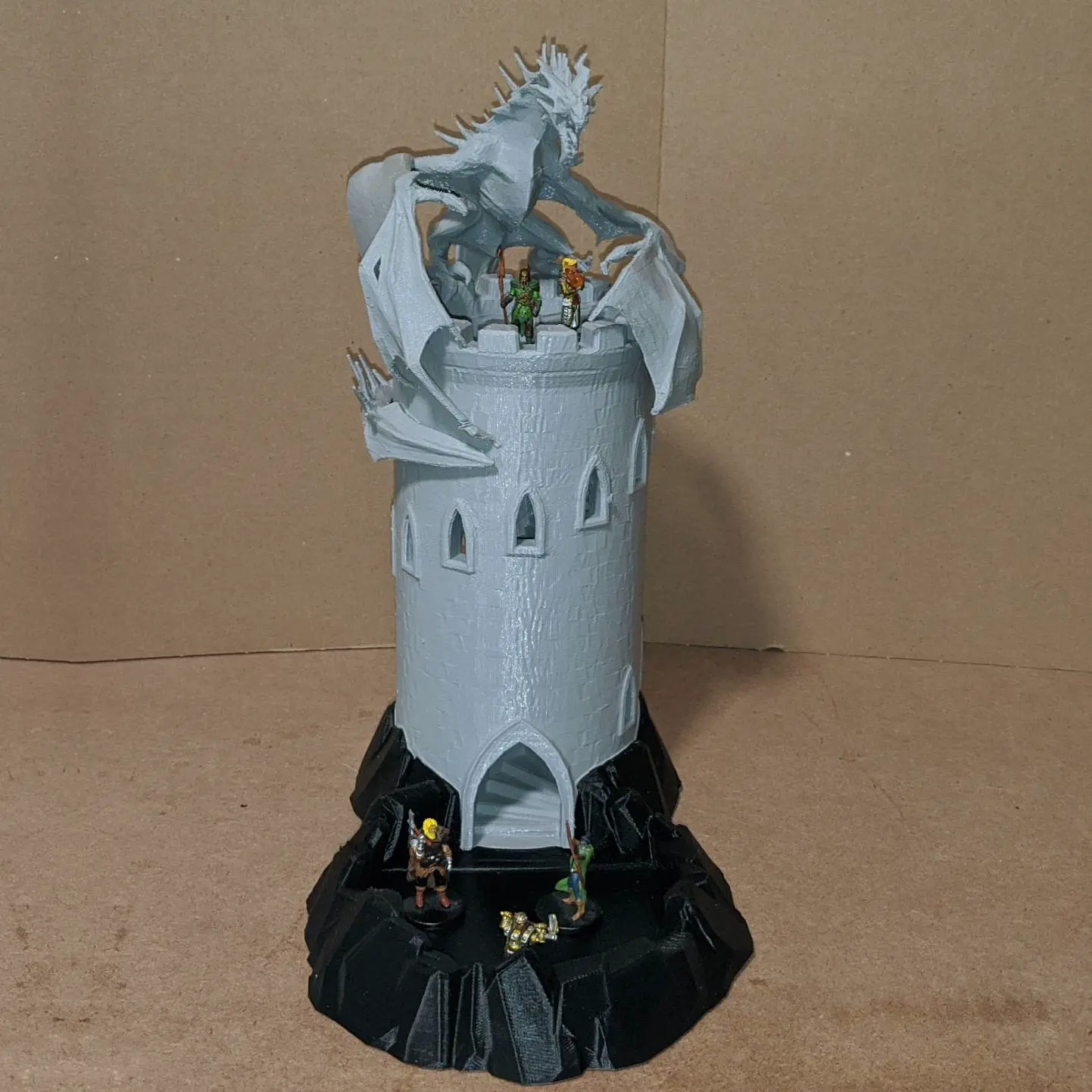 Bronvoorbeeld van het 3D-model dragon dice tower door Damnation Dragon