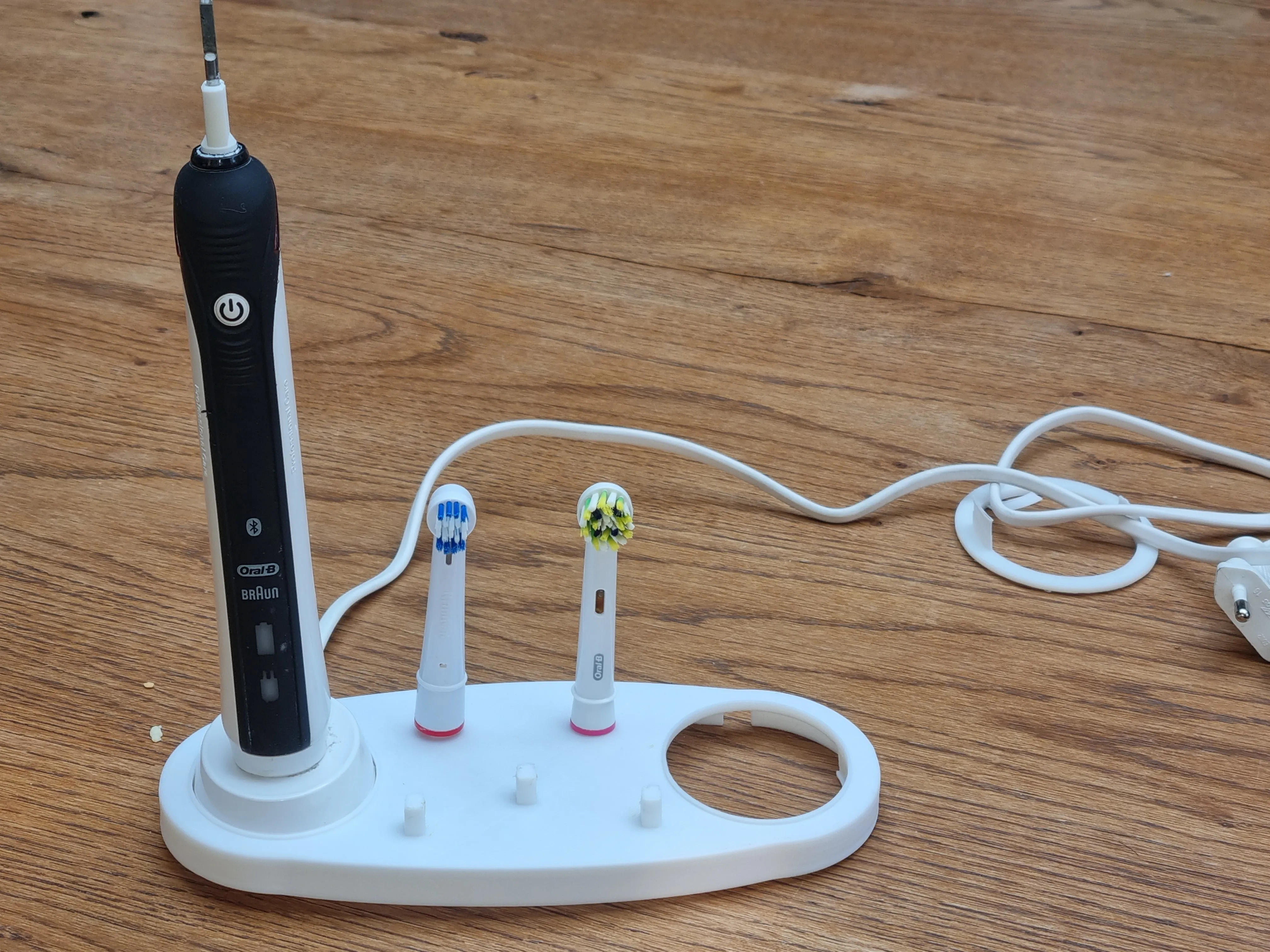 Source preview of the electric toothbrush holder 3D model by k Leemreis