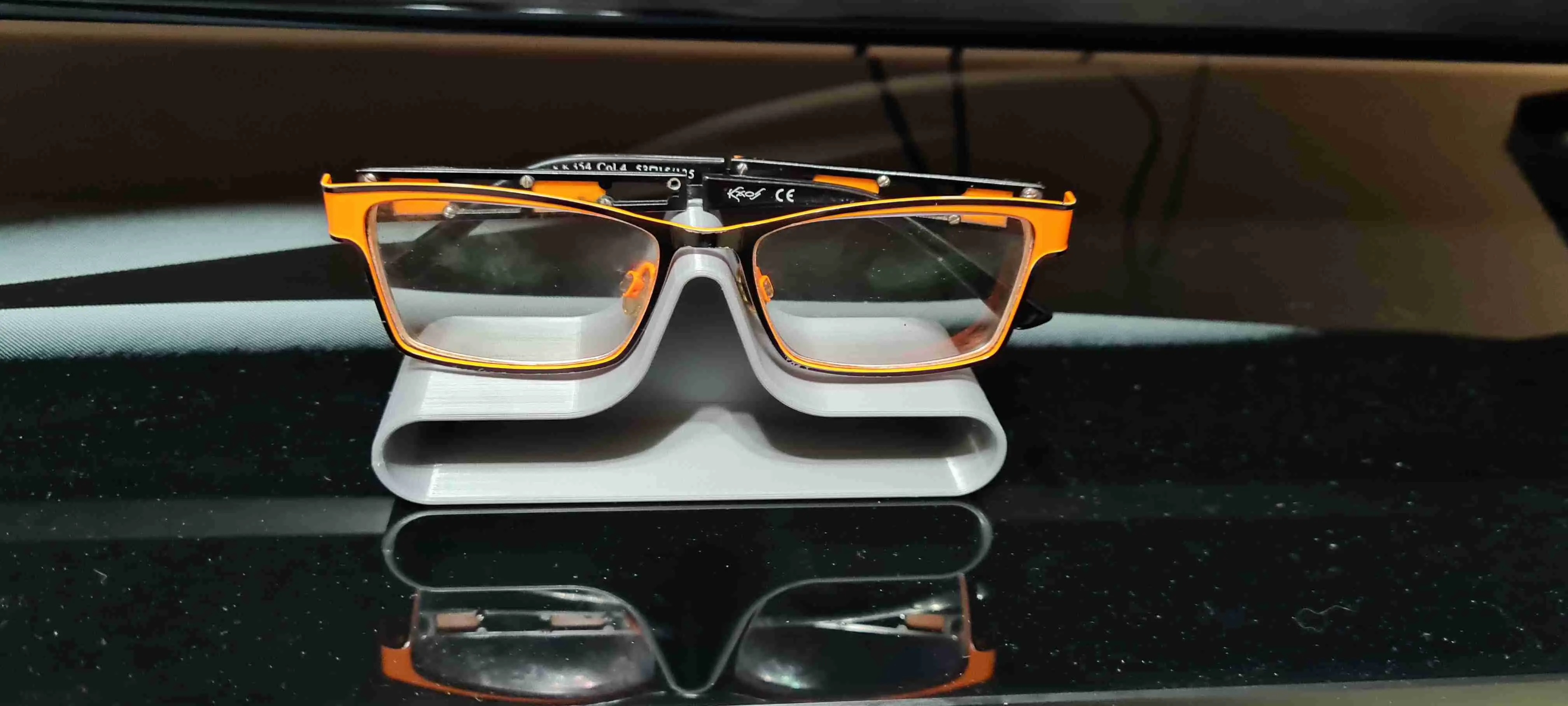 Bronvoorbeeld van het 3D-model Eyeglass Holder door Slavik Kopanov