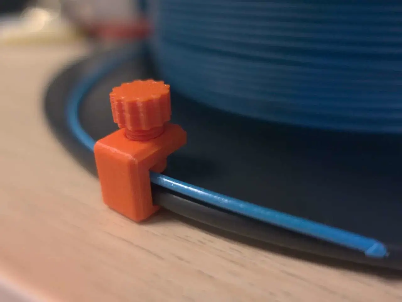 Bronvoorbeeld van het 3D-model Filament Clip with Screw door Samlai
