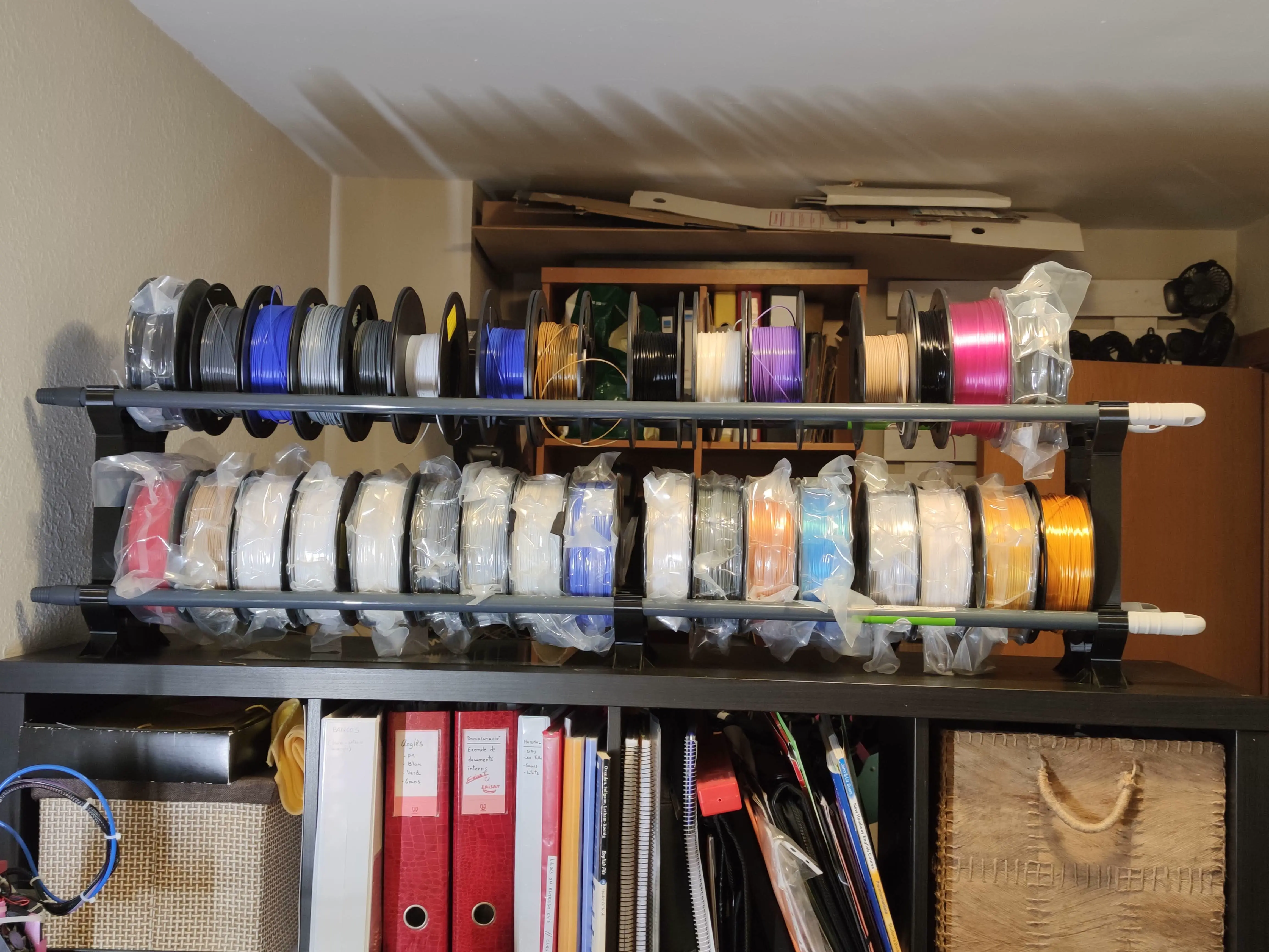 Bronvoorbeeld van het 3D-model Filament roll stand door Apeire