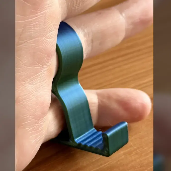Bronvoorbeeld van het 3D-model finger phone holder 1 door jinxygirl