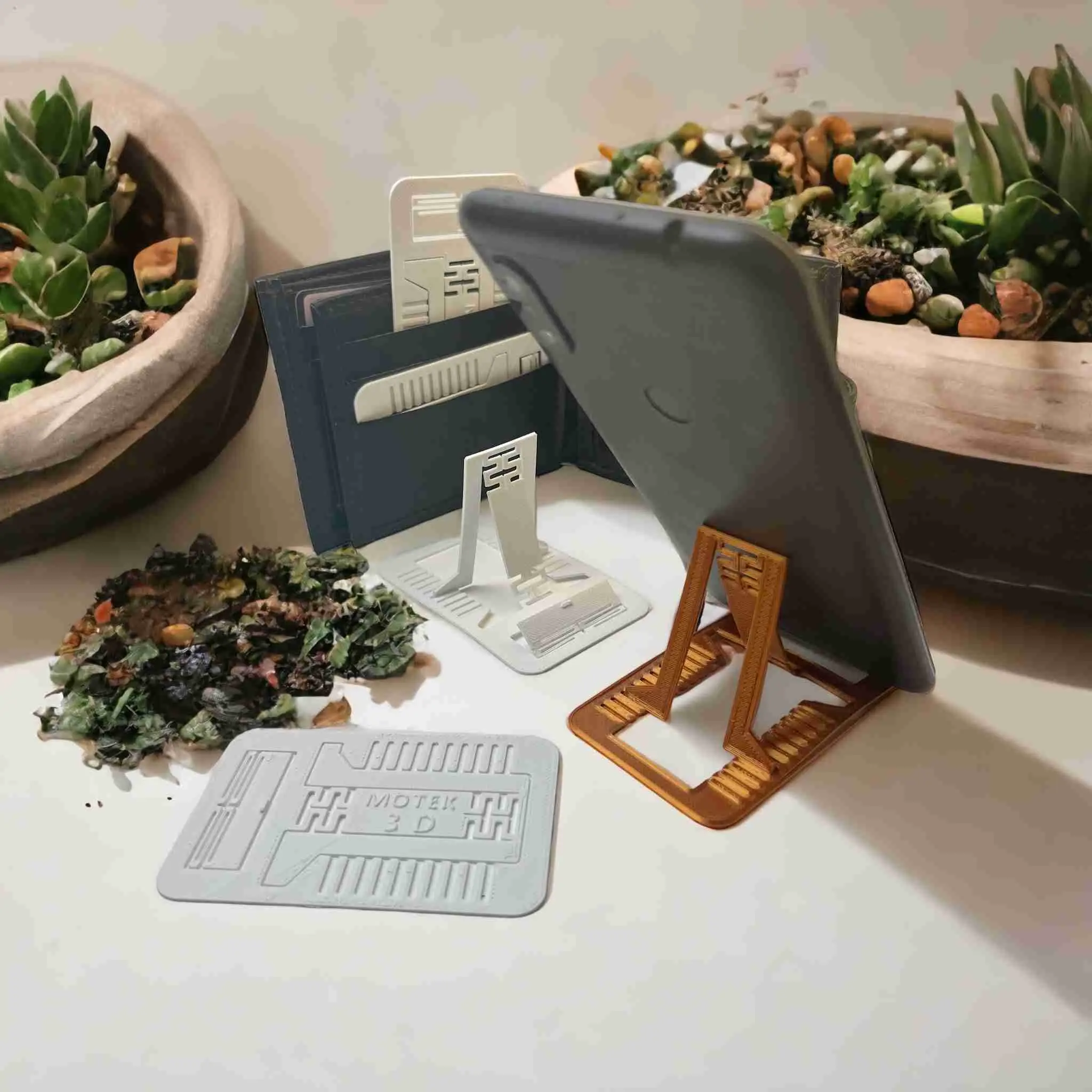 Source preview of the Flexy Card Phone Stand 3D model by Motek3D