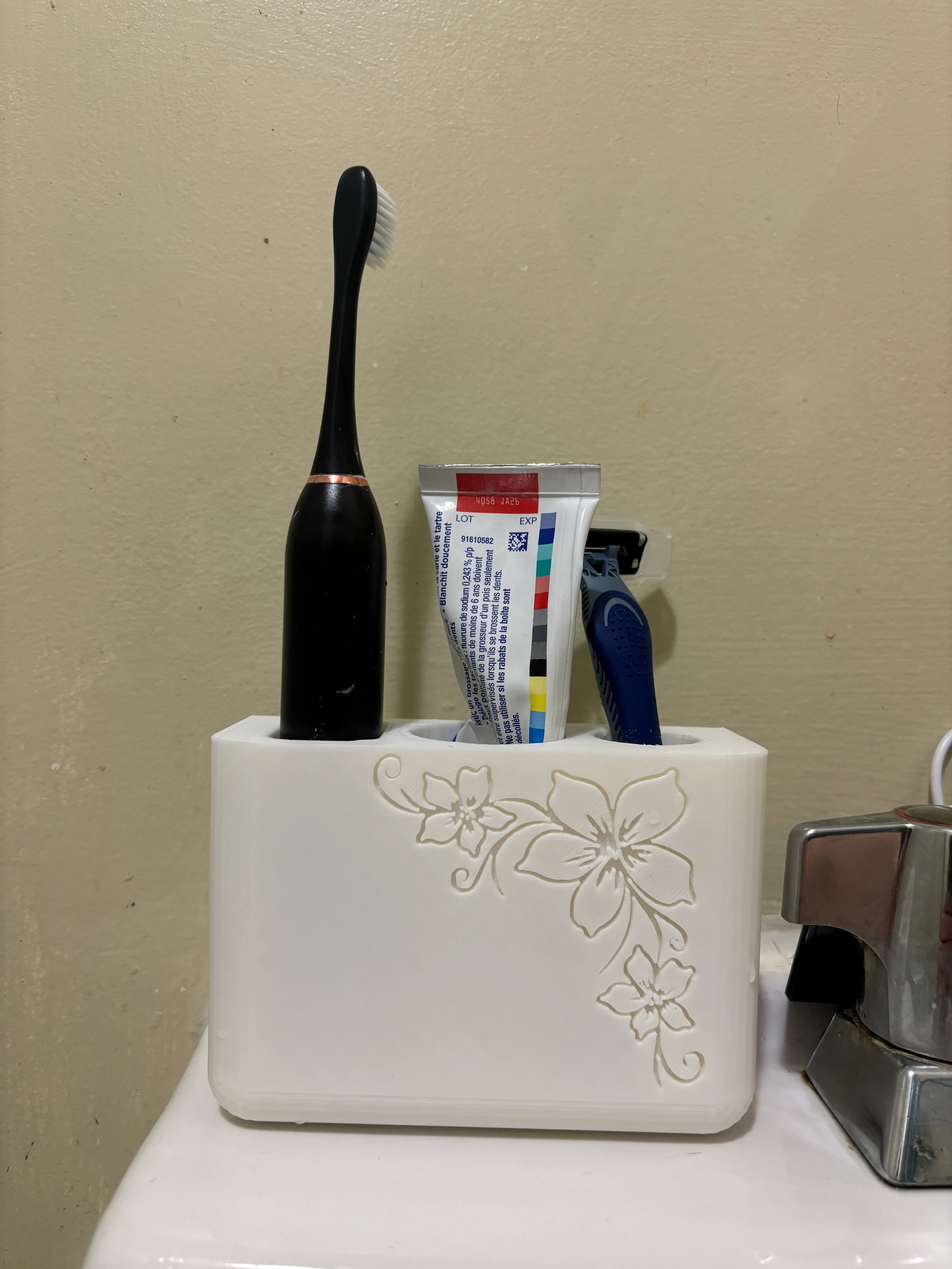 Bronvoorbeeld van het 3D-model Floral toothbrush holder door Jacob Cousineau