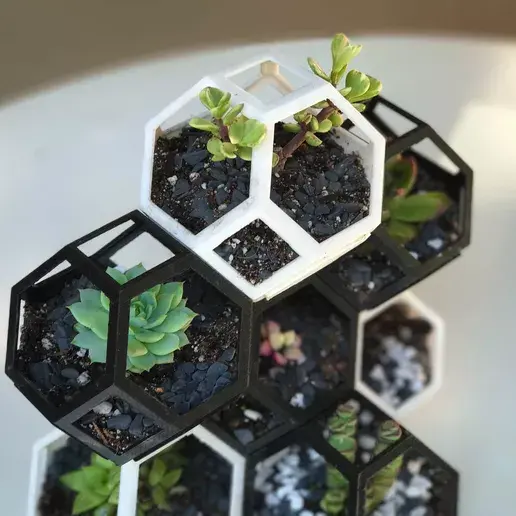 Source preview of the geodesic pot with drainage holes 3D model by Jesse Maid