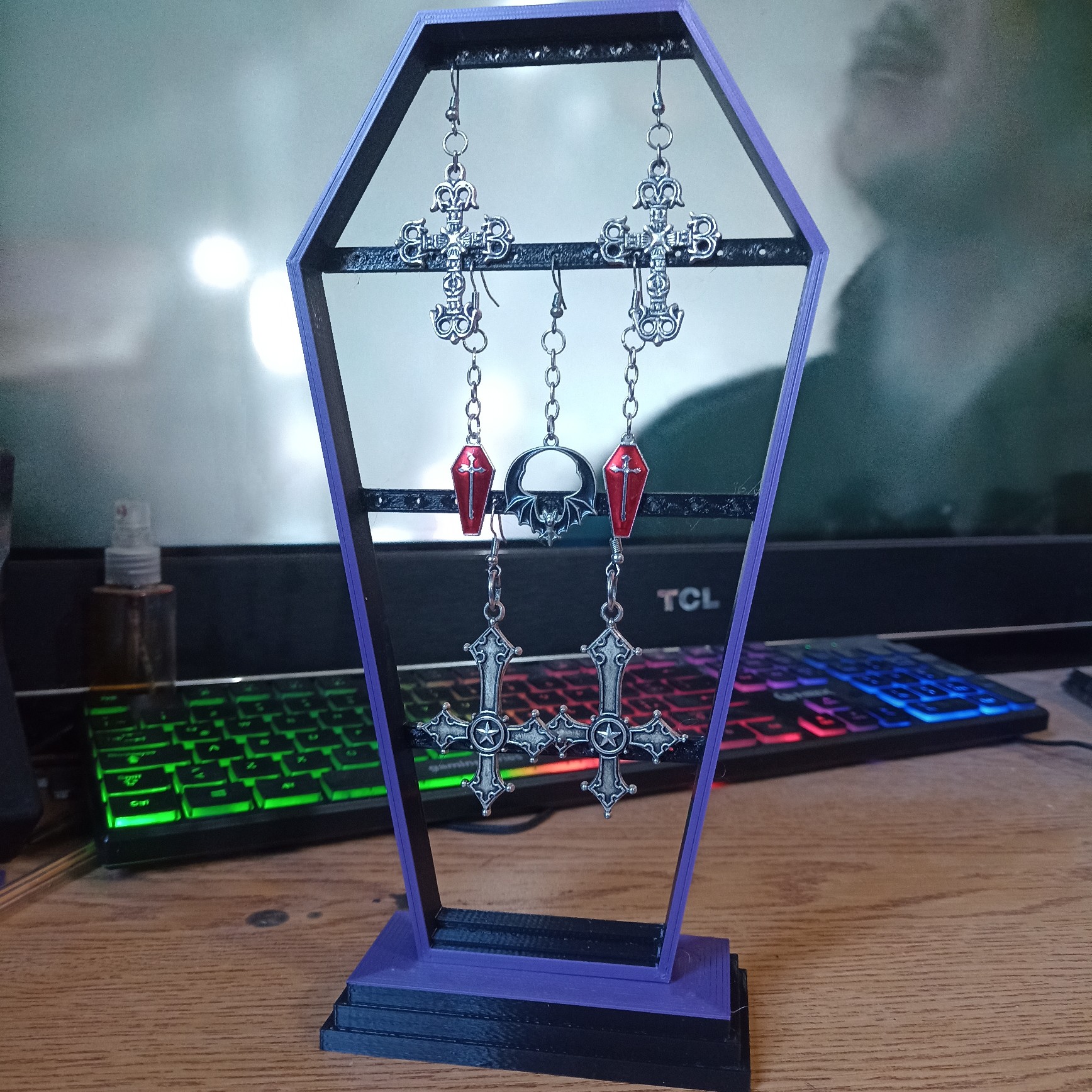 Bronvoorbeeld van het 3D-model Gothic Coffin Earring Holder - Earring Holder door TRXDTH