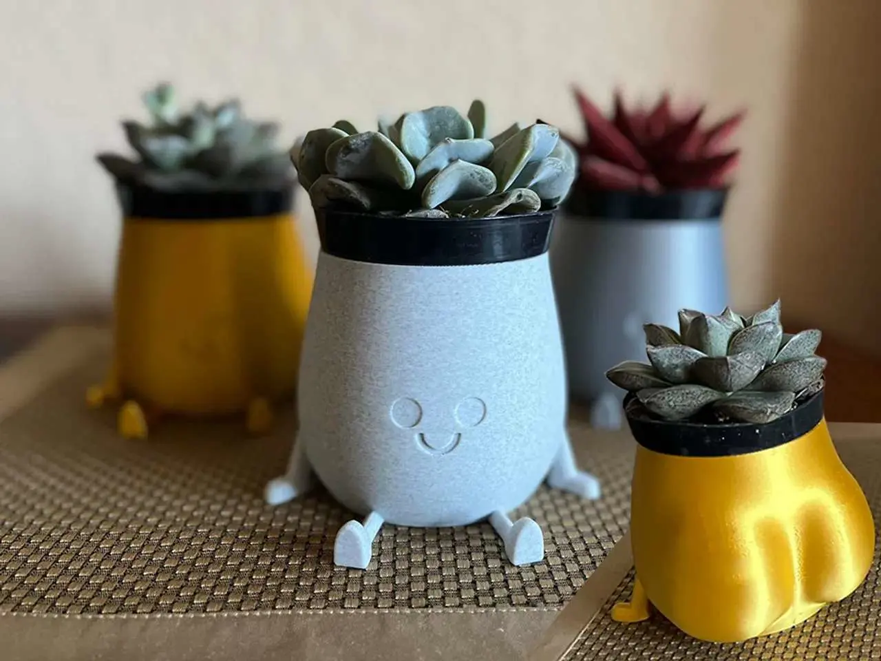 Bronvoorbeeld van het 3D-model Happy chunky bum sitting pot door Samlai