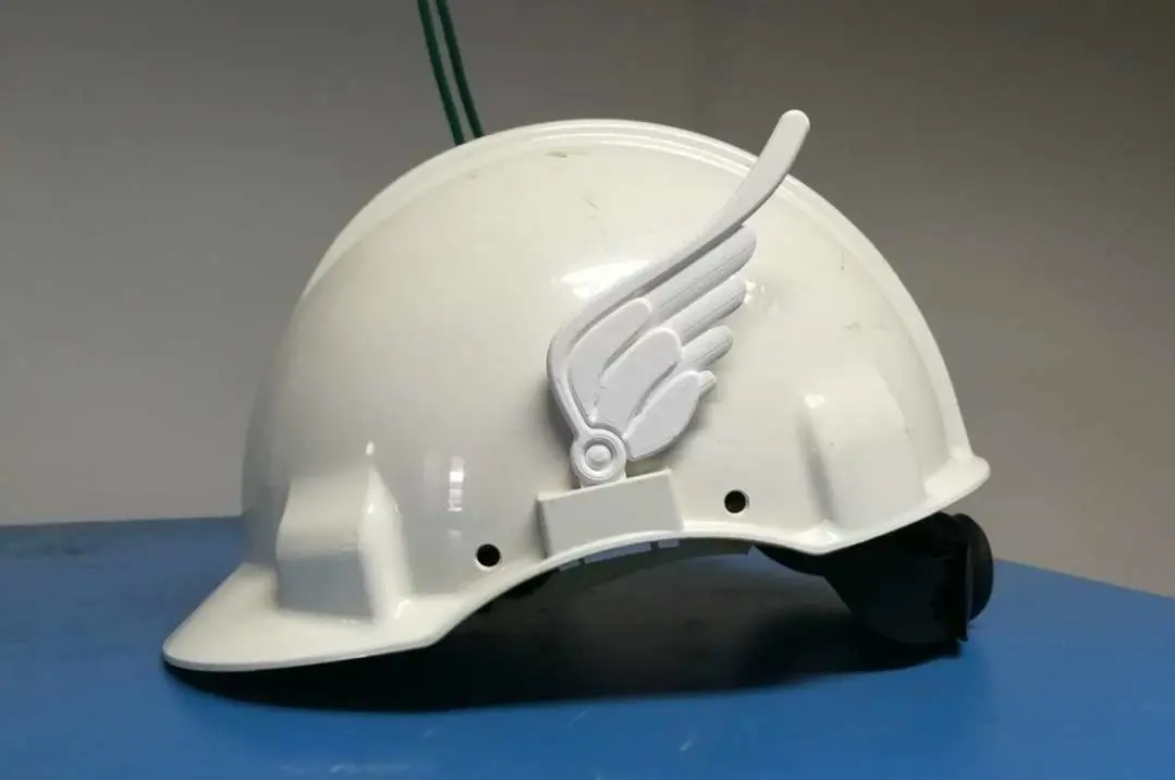 Bronvoorbeeld van het 3D-model hard hat wings door Sammy Collins