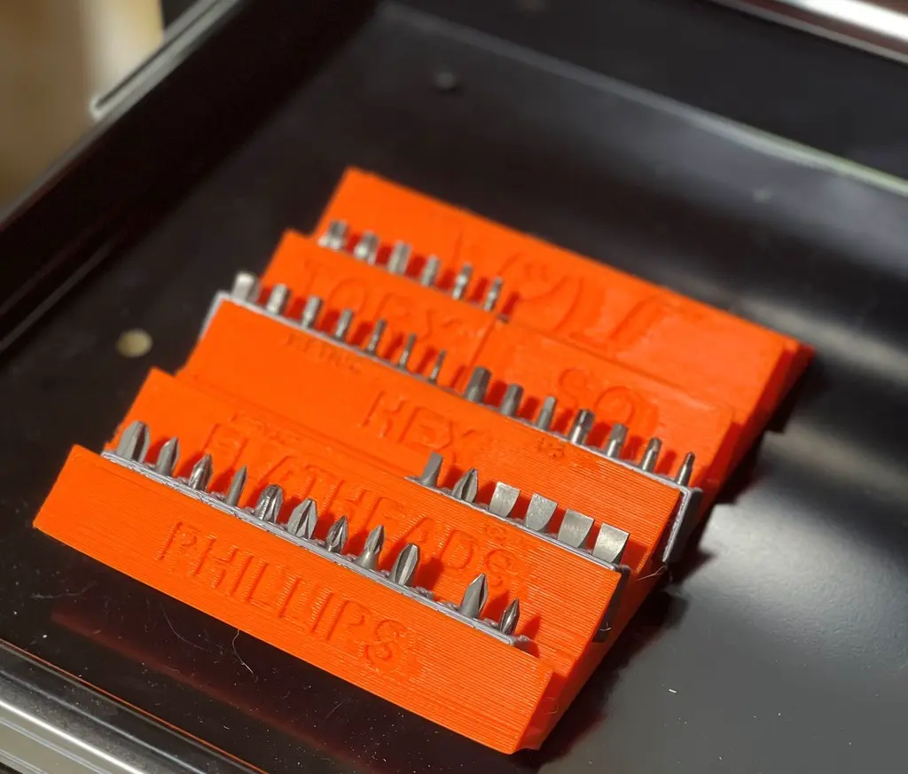 Bronvoorbeeld van het 3D-model Hex Bit Drawer Organizer door BubsBuilds
