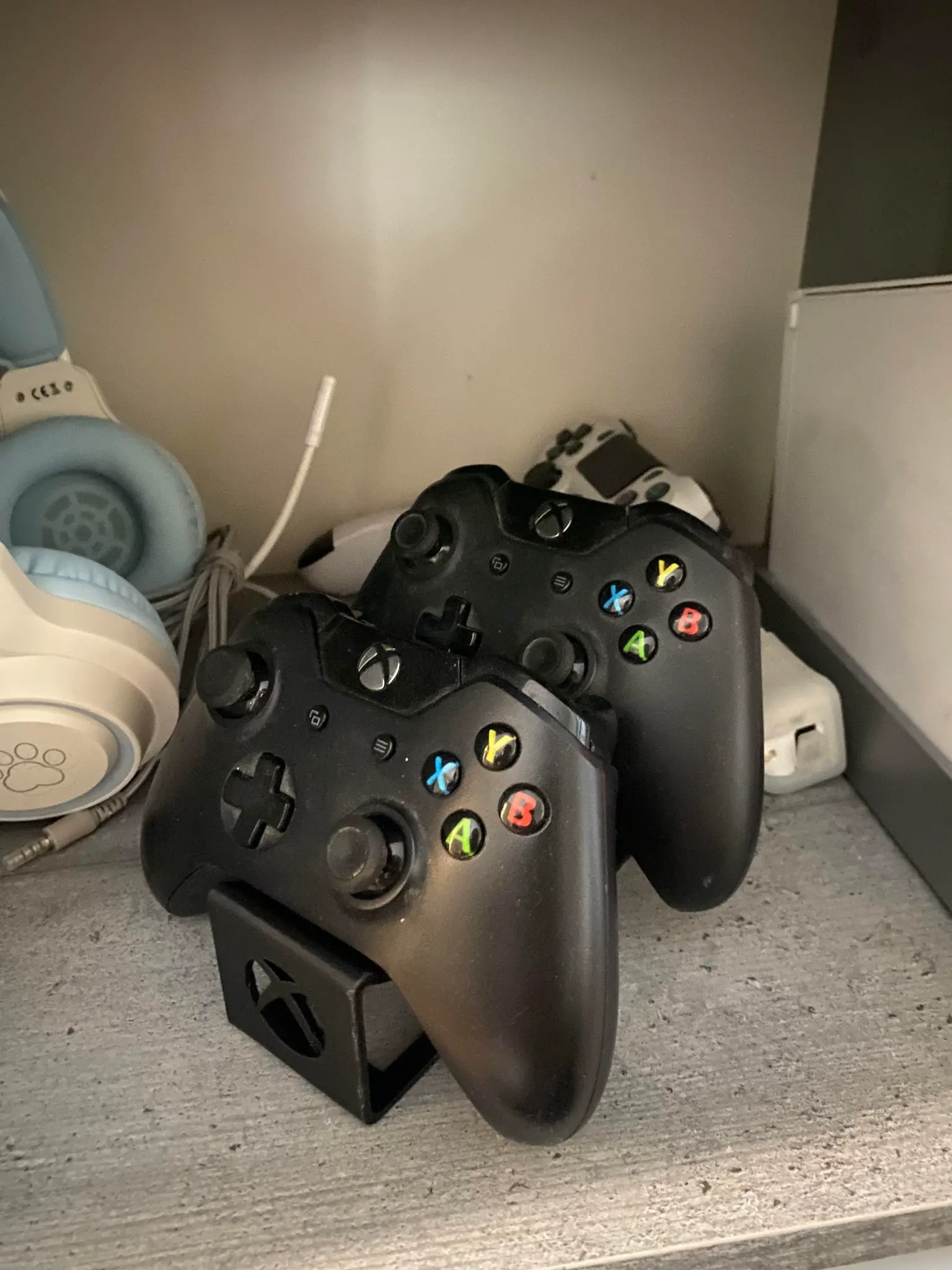 Bronvoorbeeld van het 3D-model Holder for 2x xbox contollers door TheVolvoMan