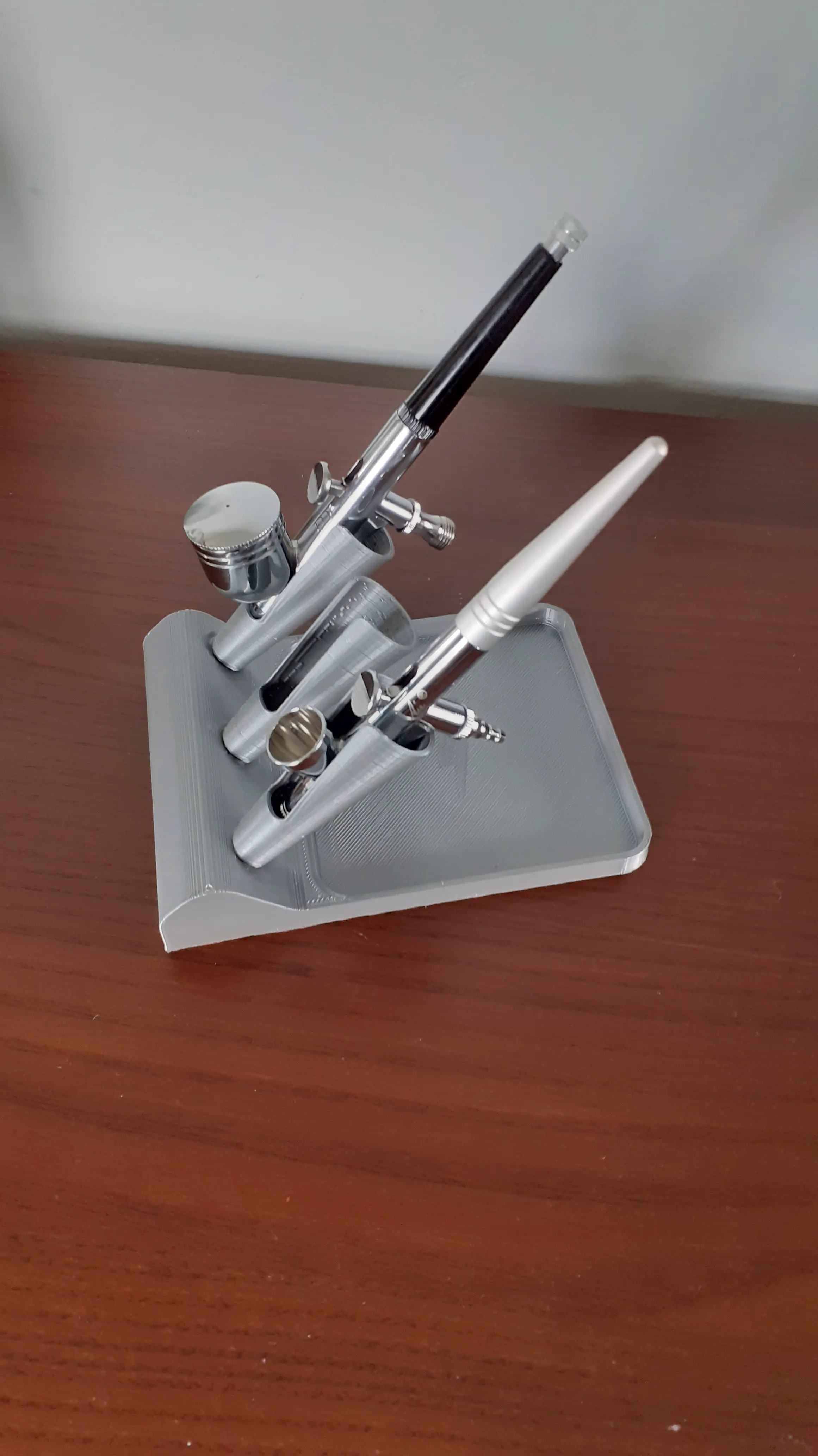 Bronvoorbeeld van het 3D-model Holder for airbrush spray guns door Jakub Braszak