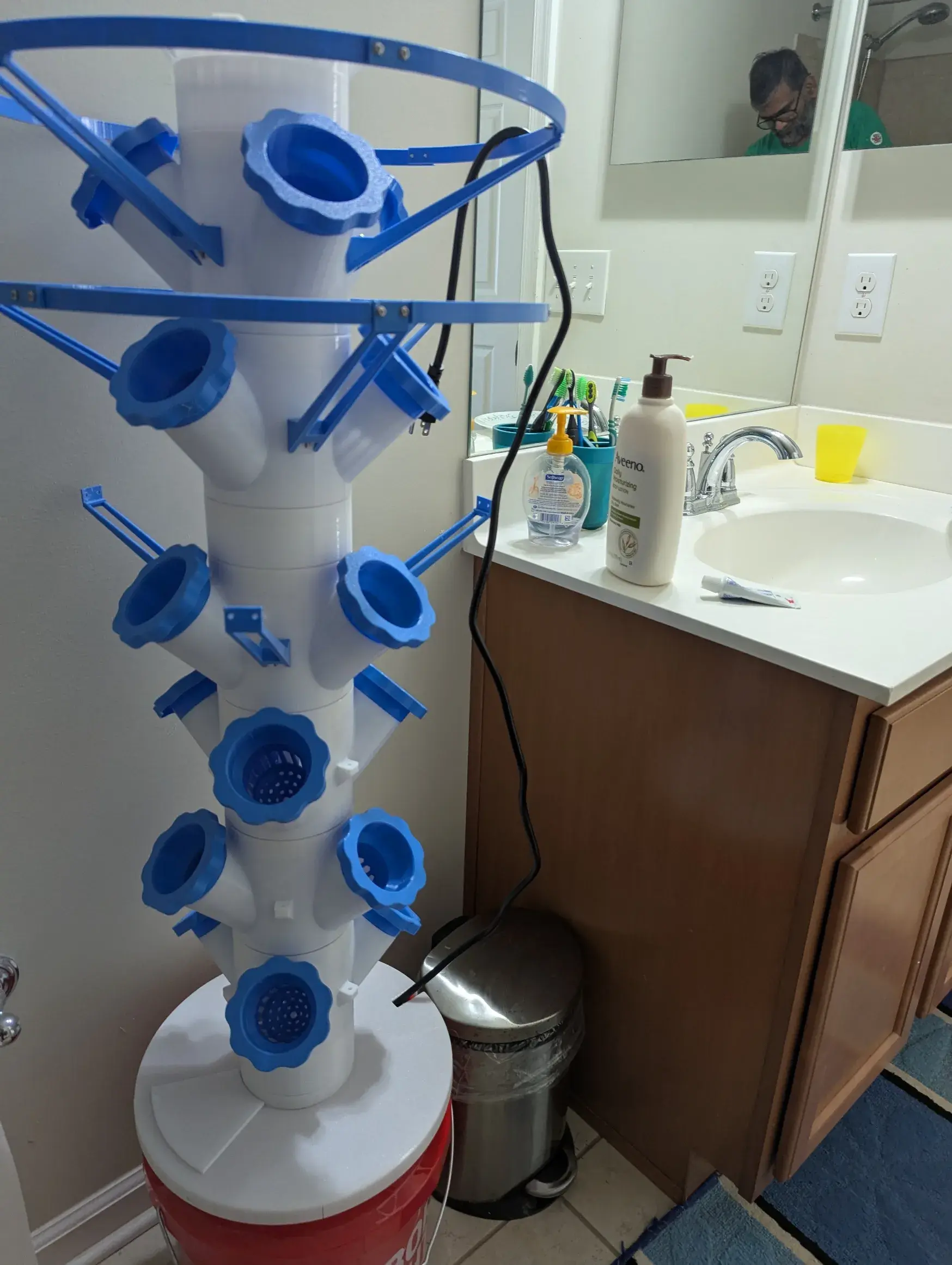 Bronvoorbeeld van het 3D-model Hydroponic Tower Garden door VijayPillai