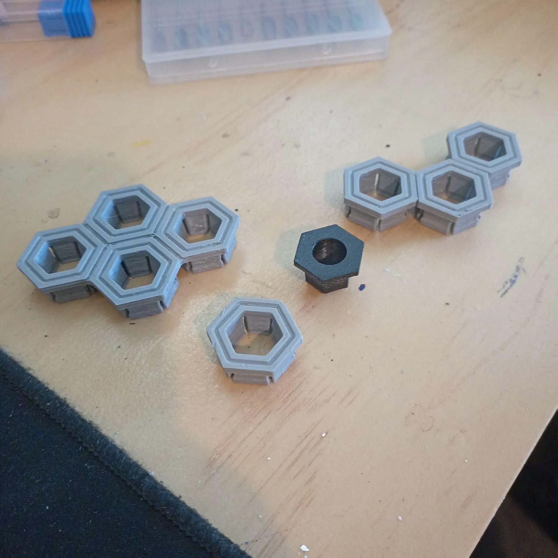 Bronvoorbeeld van het 3D-model Inserts and Screw Mount for HSW/Honeycomb Storage Wall door ultramar4366