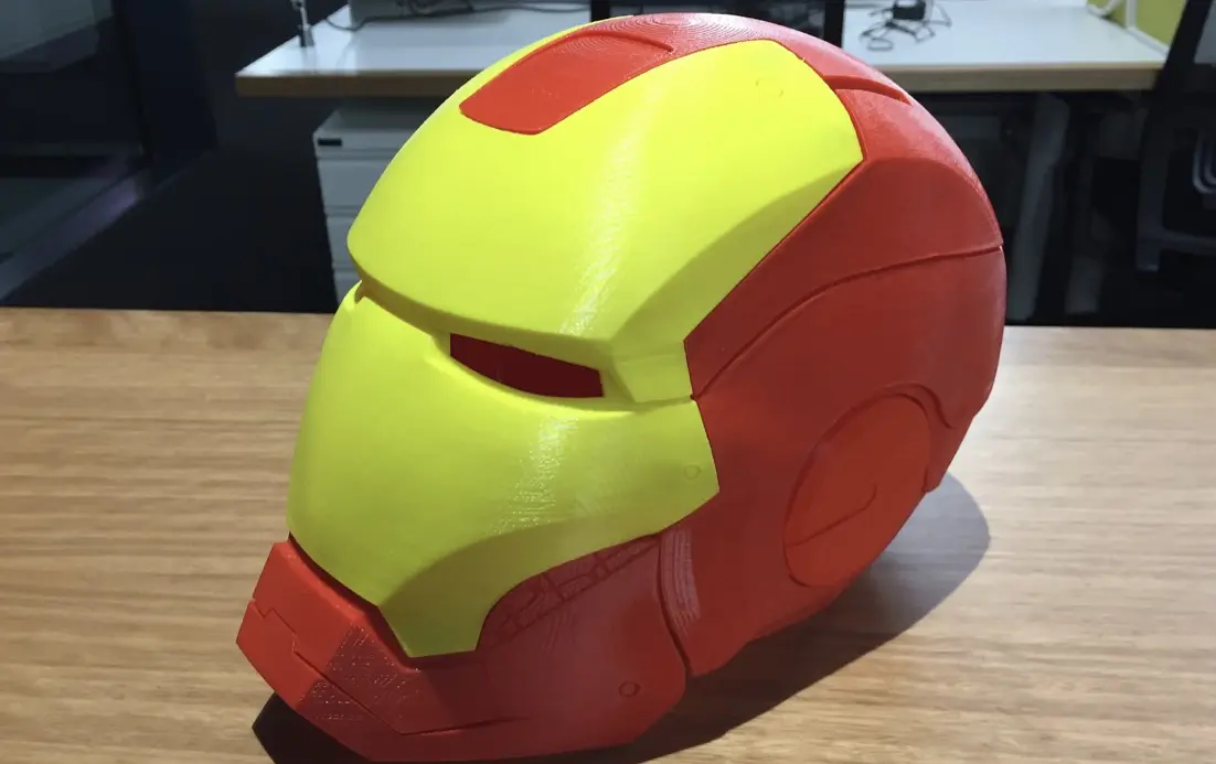 Bronvoorbeeld van het 3D-model Ironman helmet magnet front door Emr918