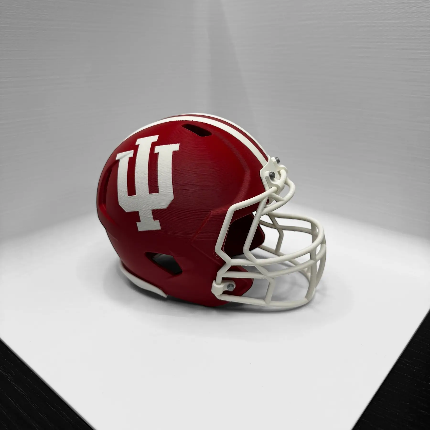 Bronvoorbeeld van het 3D-model IU football helmet door Evan Torline
