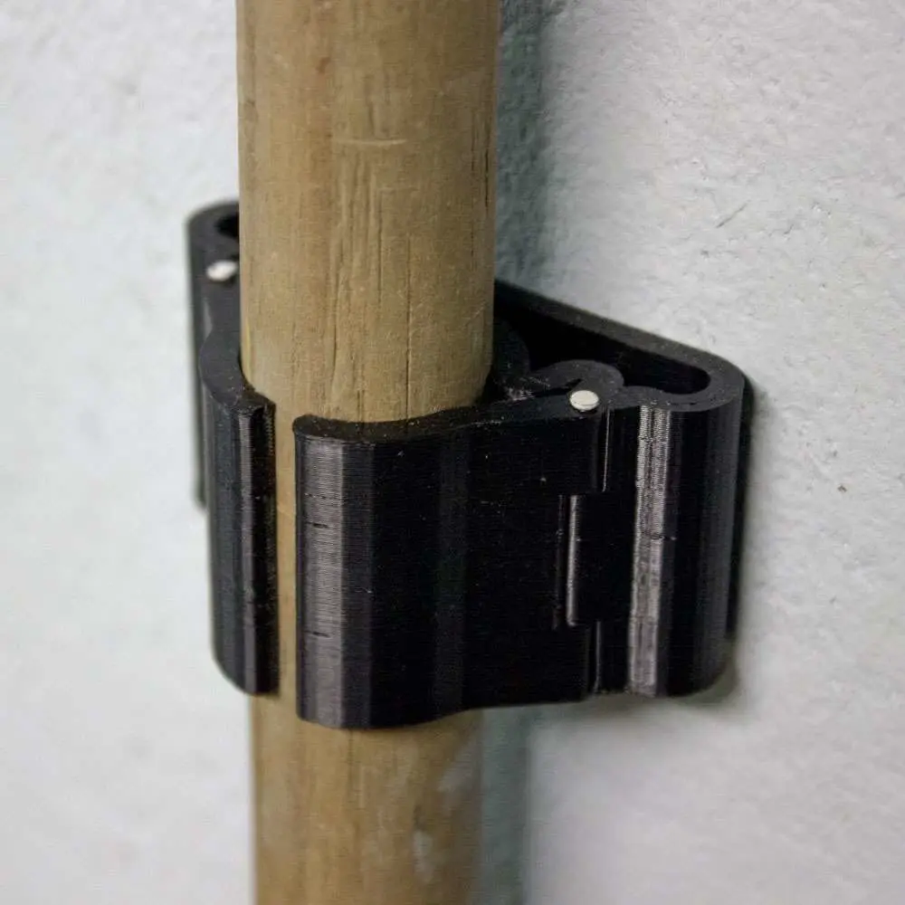 Bronvoorbeeld van het 3D-model Latching Broom Handle Clamp Hanger Holder door Mohd Zainol B Buyong