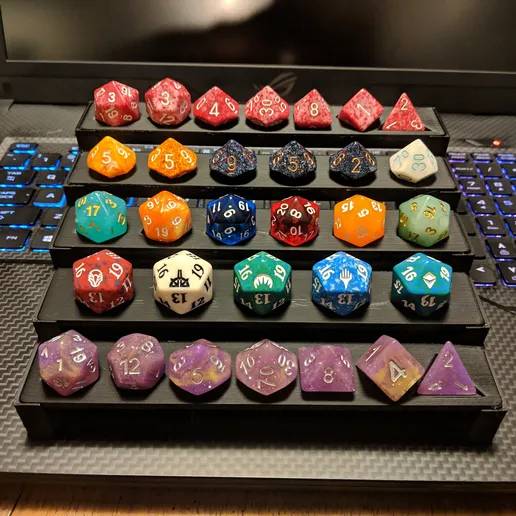 Bronvoorbeeld van het 3D-model Modular Dice Display Shelves door Jay Ant