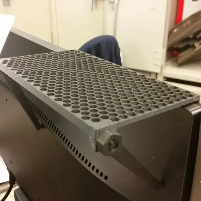 Source preview of the Monitor Shelf 3D model by HughesE