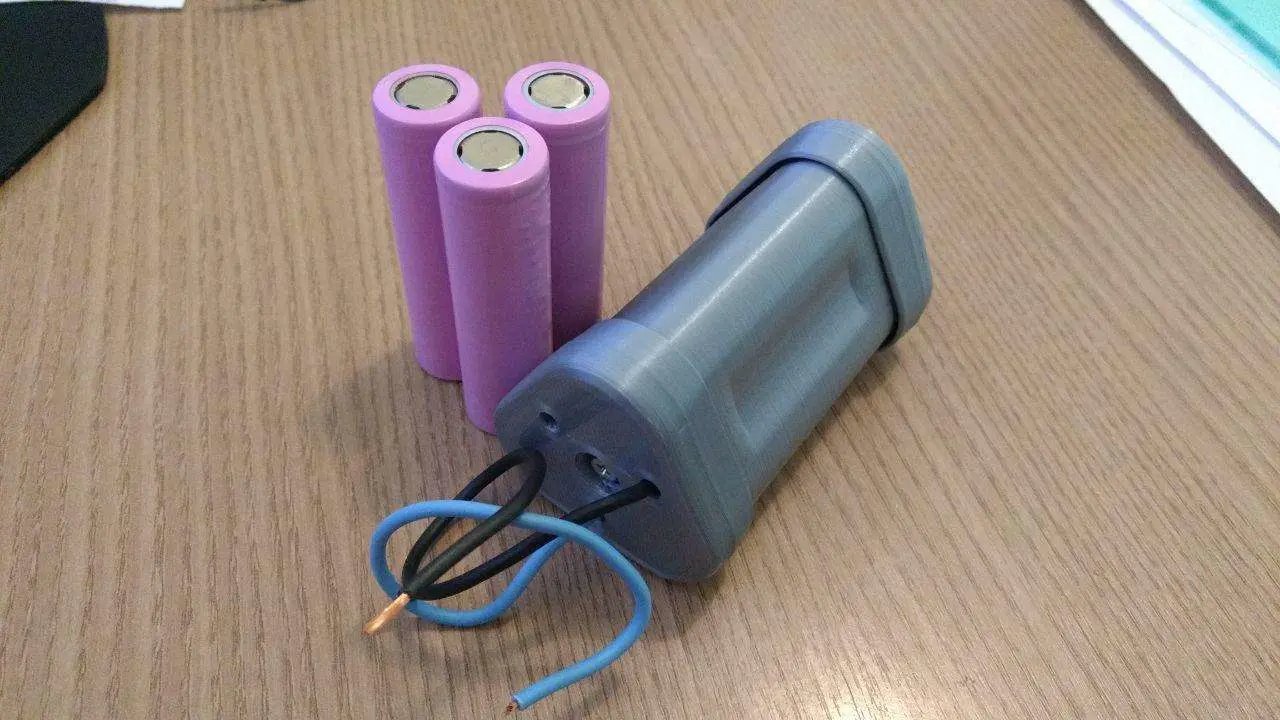 Bronvoorbeeld van het 3D-model Pack Battery Holder for 18650 door Mohd Zainol B Buyong