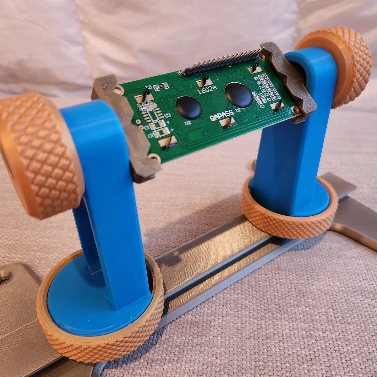 Source preview of the pcb holder 3D model by Othniel