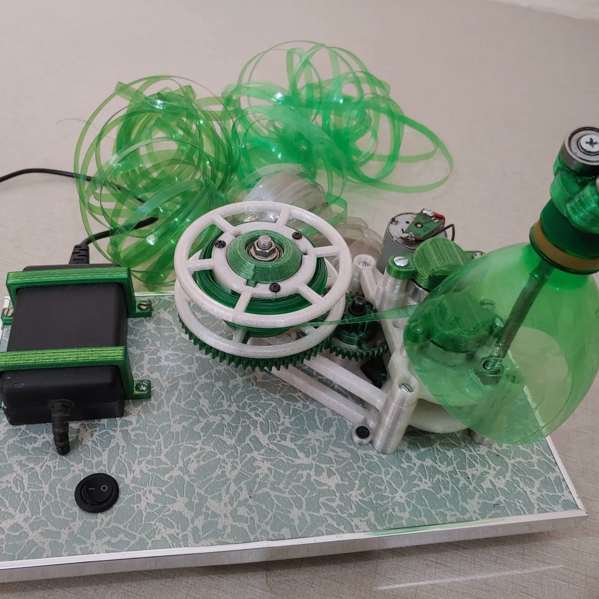 Bronvoorbeeld van het 3D-model PET Plastic strip cutter for making Filament (Newer version) door PrintForge2