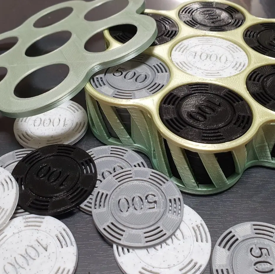 Bronvoorbeeld van het 3D-model Poker Chips with Case door zanaju