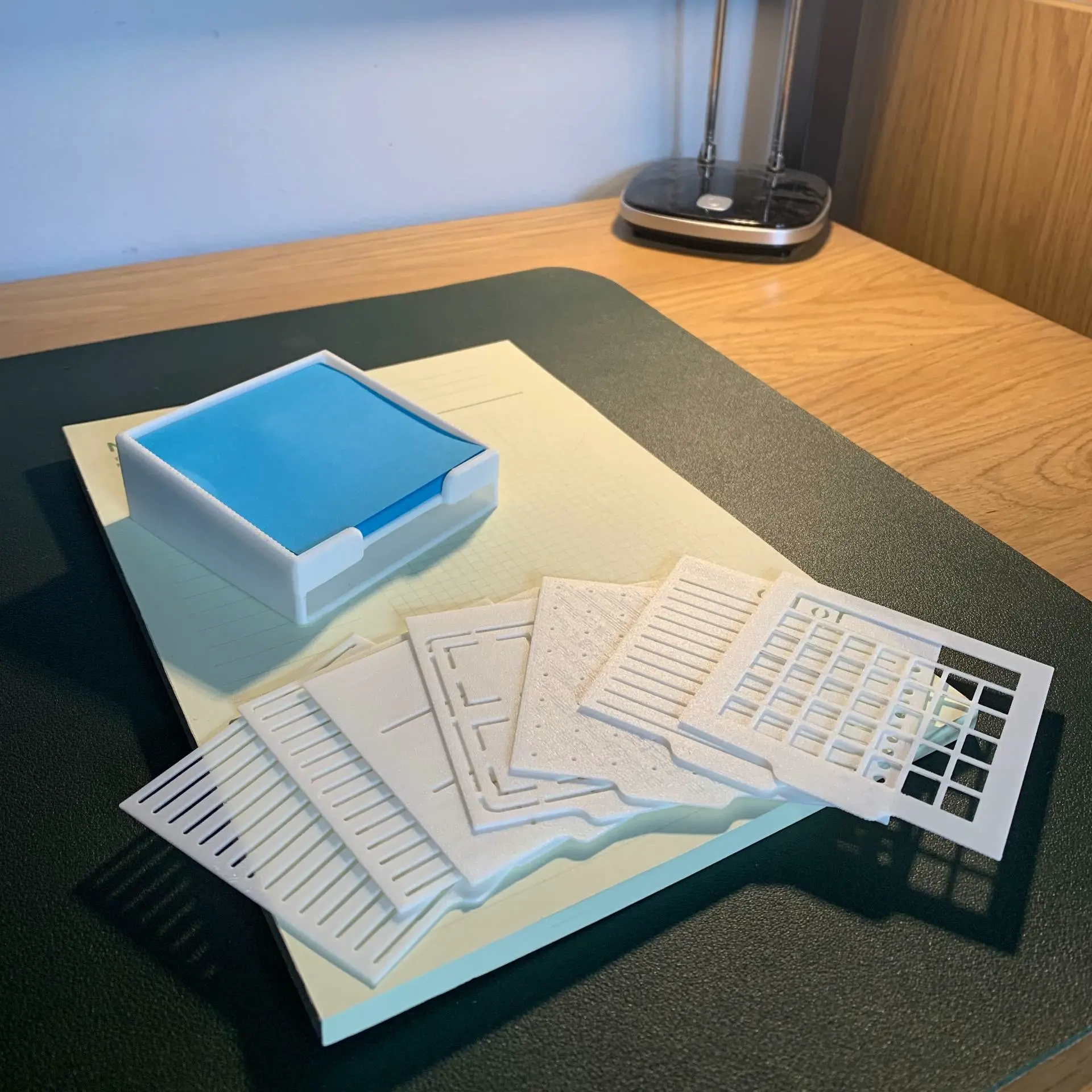 Bronvoorbeeld van het 3D-model Post-It Note Holder and Templates door AXIS 3D
