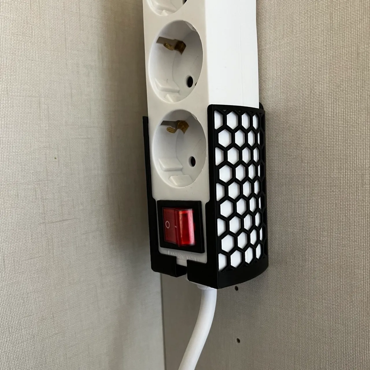 Source preview of the power strip holder 3D model by ReleZoo